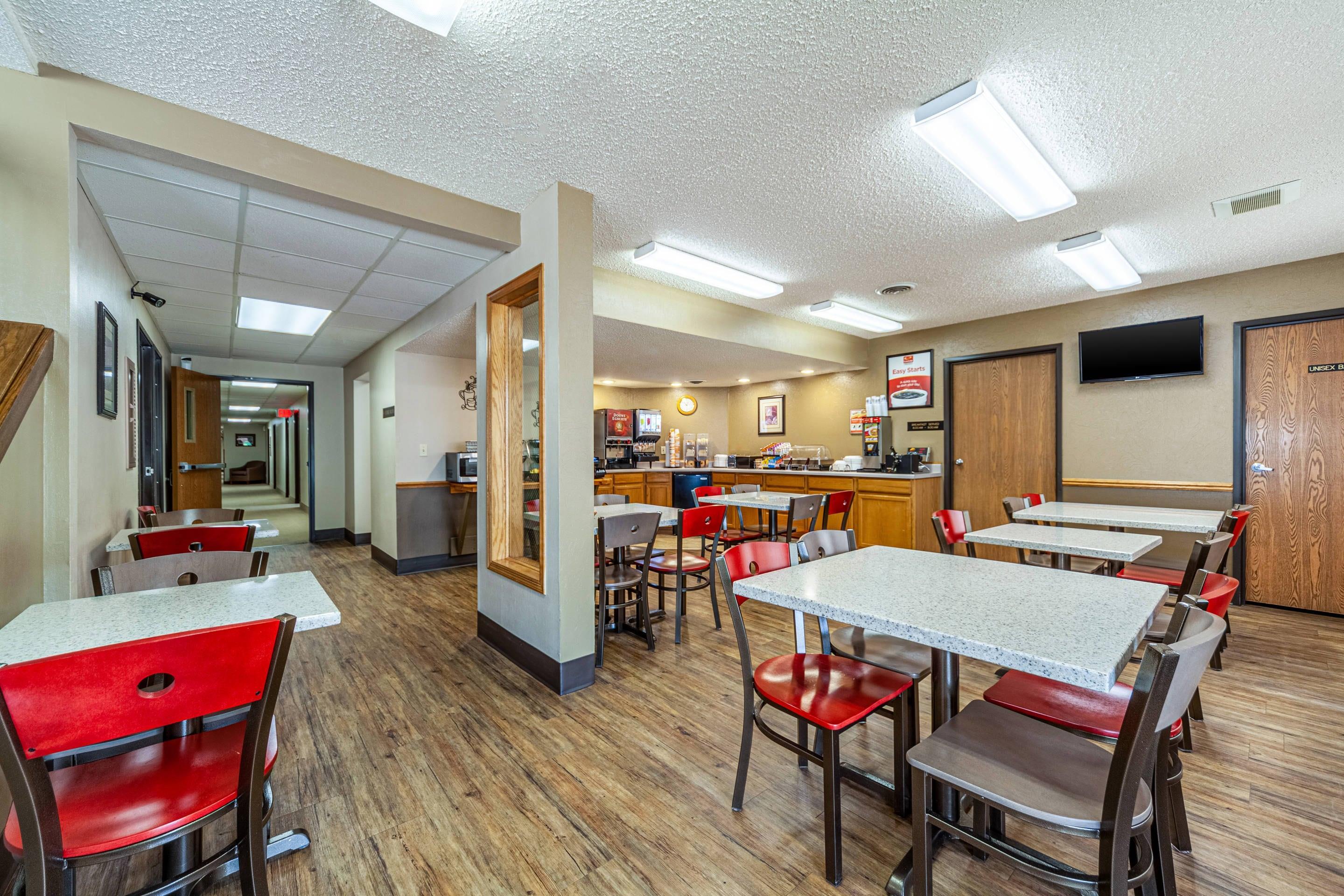 Breakfast area | Econo Lodge Sioux Center