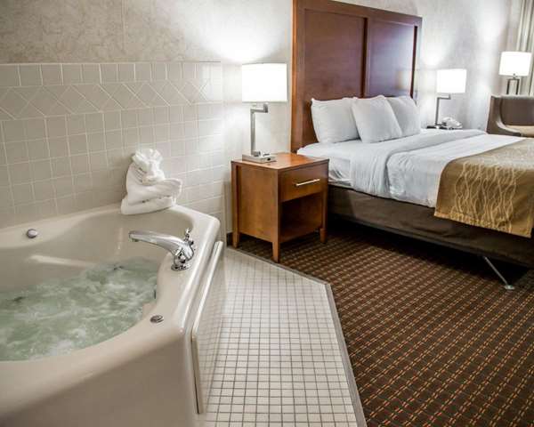 Suite - Comfort Inn Le Claire - I-80, Exit 306