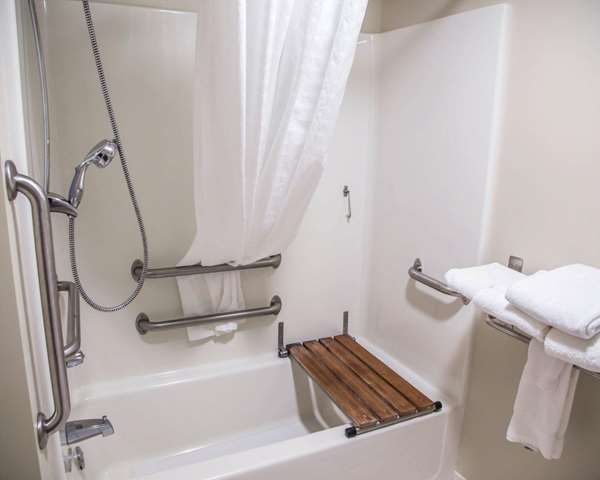  - Comfort Inn Le Claire - I-80, Exit 306