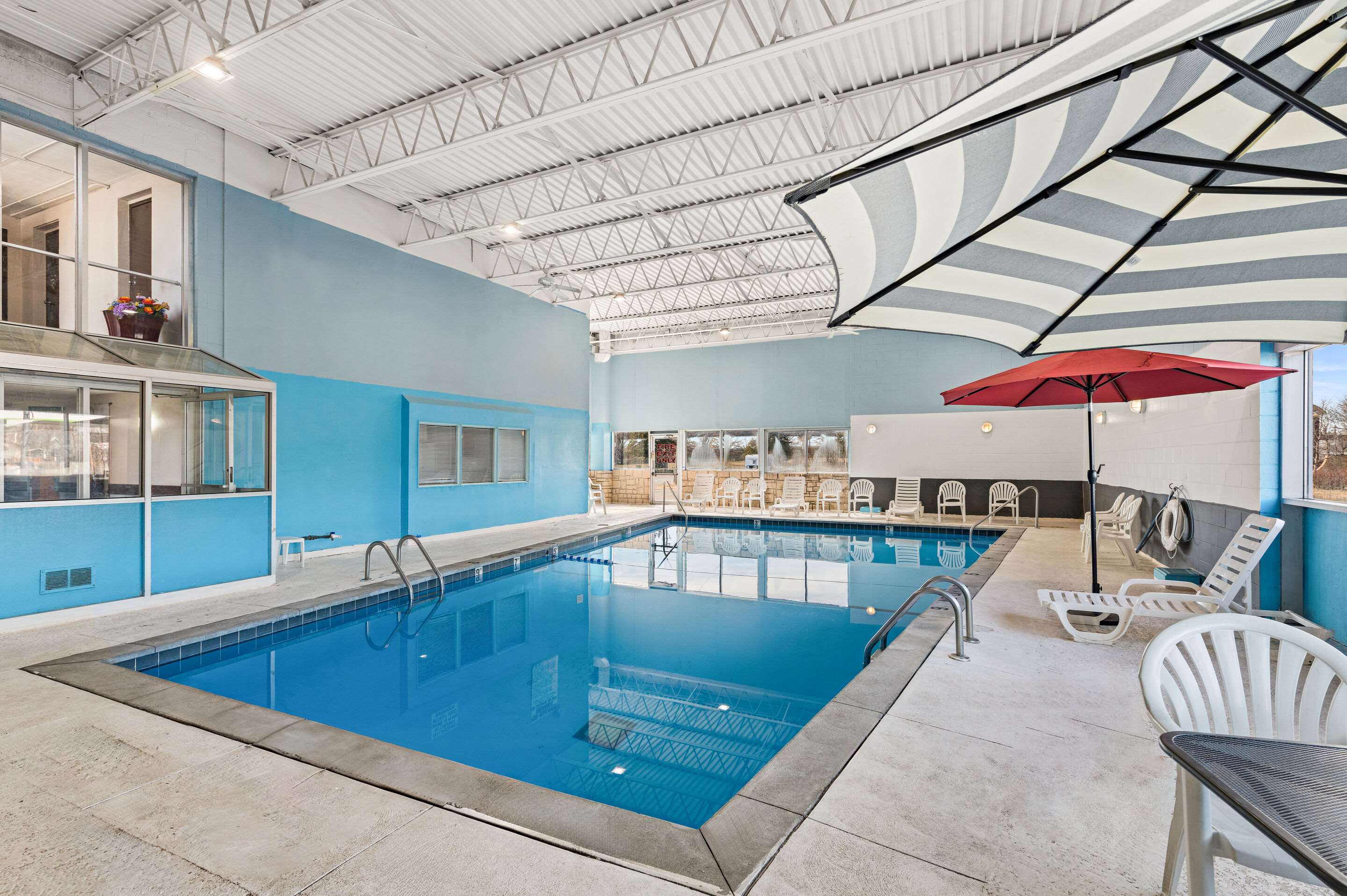 Outdoor pool | Quality Inn & Suites Council Bluffs - Omaha East