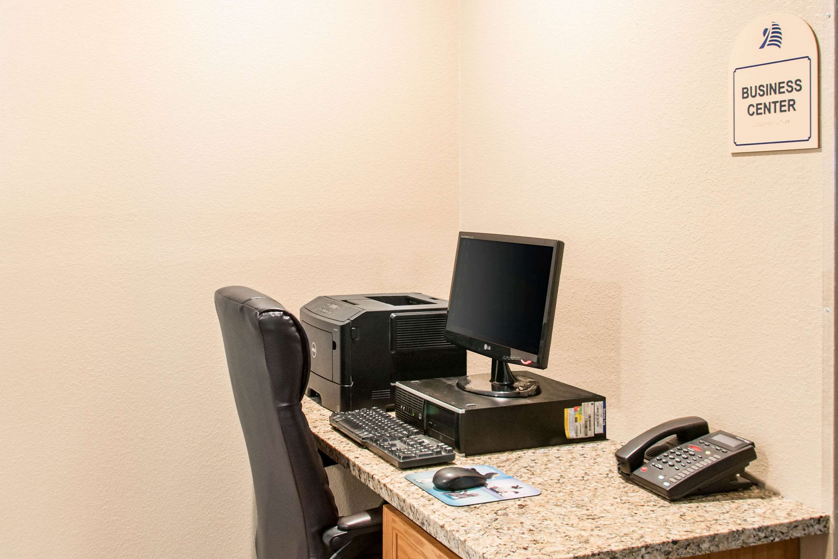 Business center | MainStay Suites Dubuque at Hwy 20