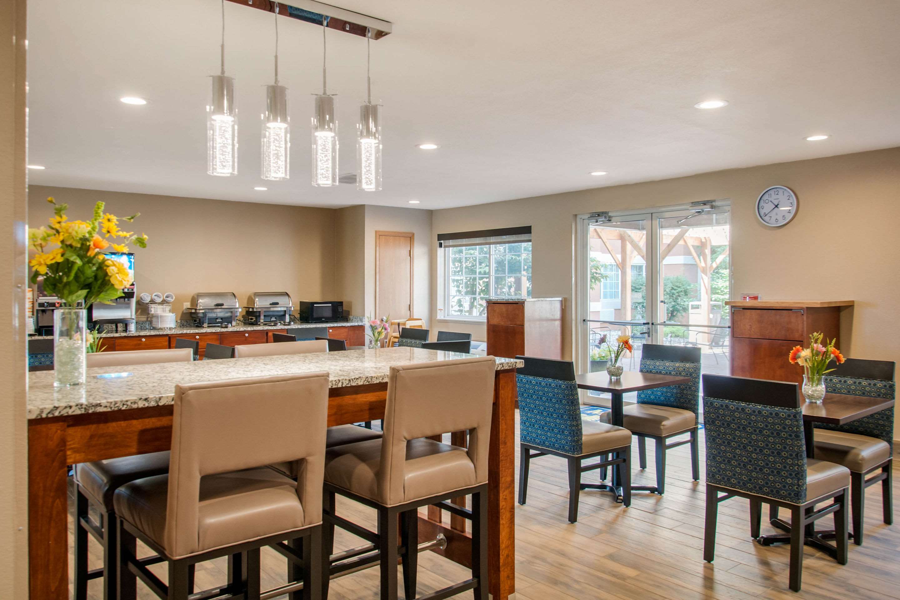 Enjoy breakfast in this seating area | MainStay Suites Dubuque at Hwy 20