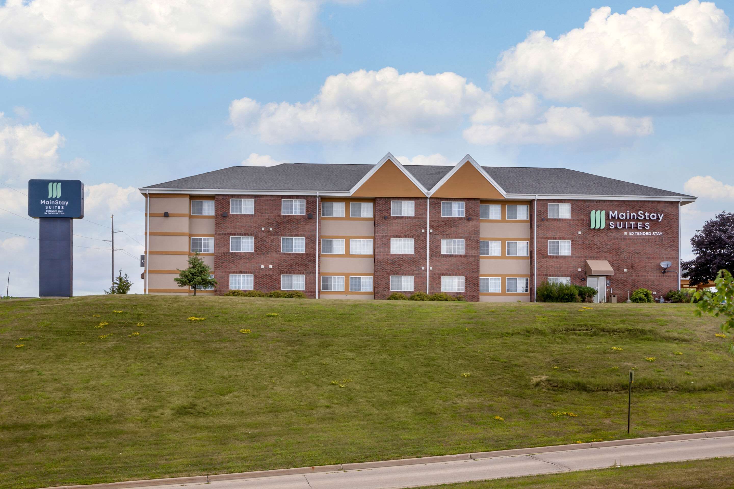 Hotel exterior | MainStay Suites Dubuque at Hwy 20