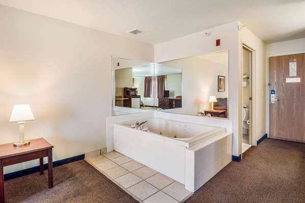 Suite - Quality Inn & Suites Eldridge - US 61, Exit 127