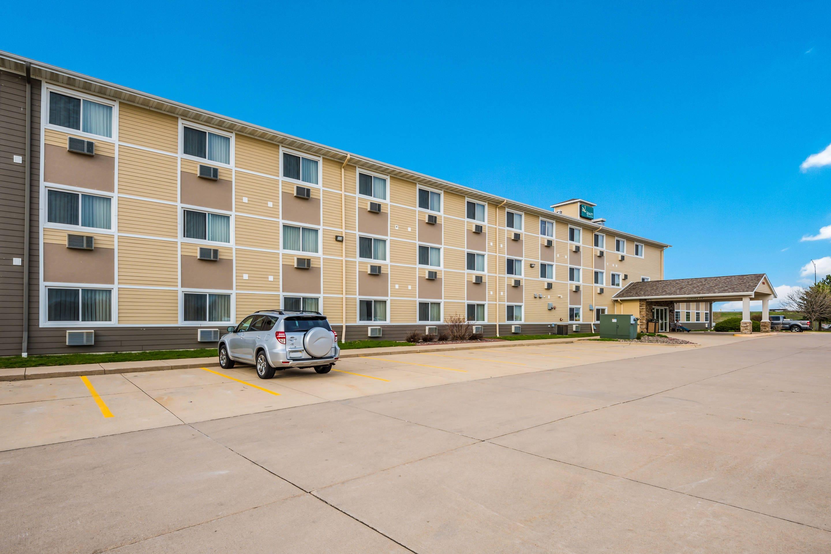 Hotel exterior | Quality Inn & Suites Eldridge Davenport North