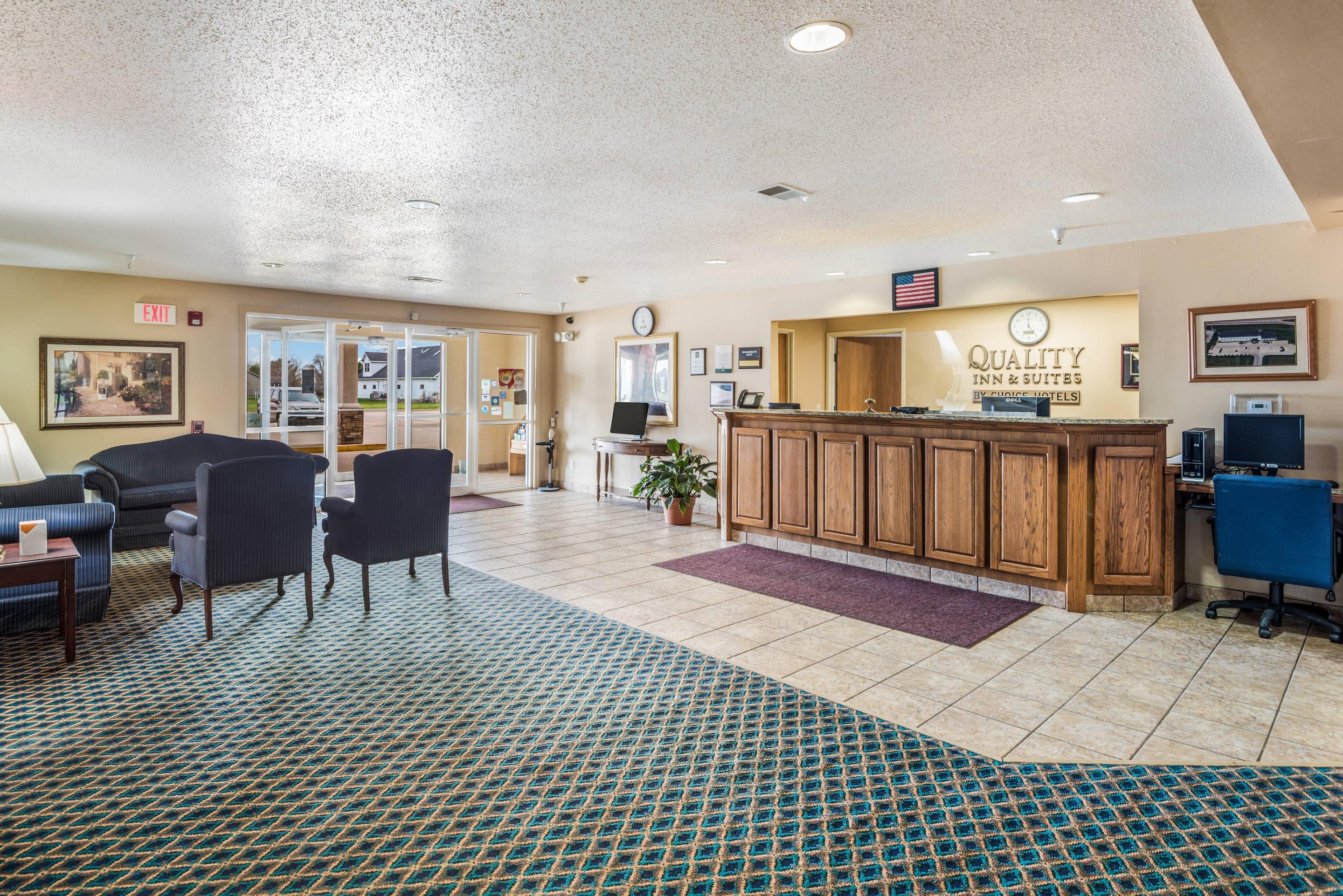 Hotel lobby | Quality Inn & Suites Eldridge Davenport North