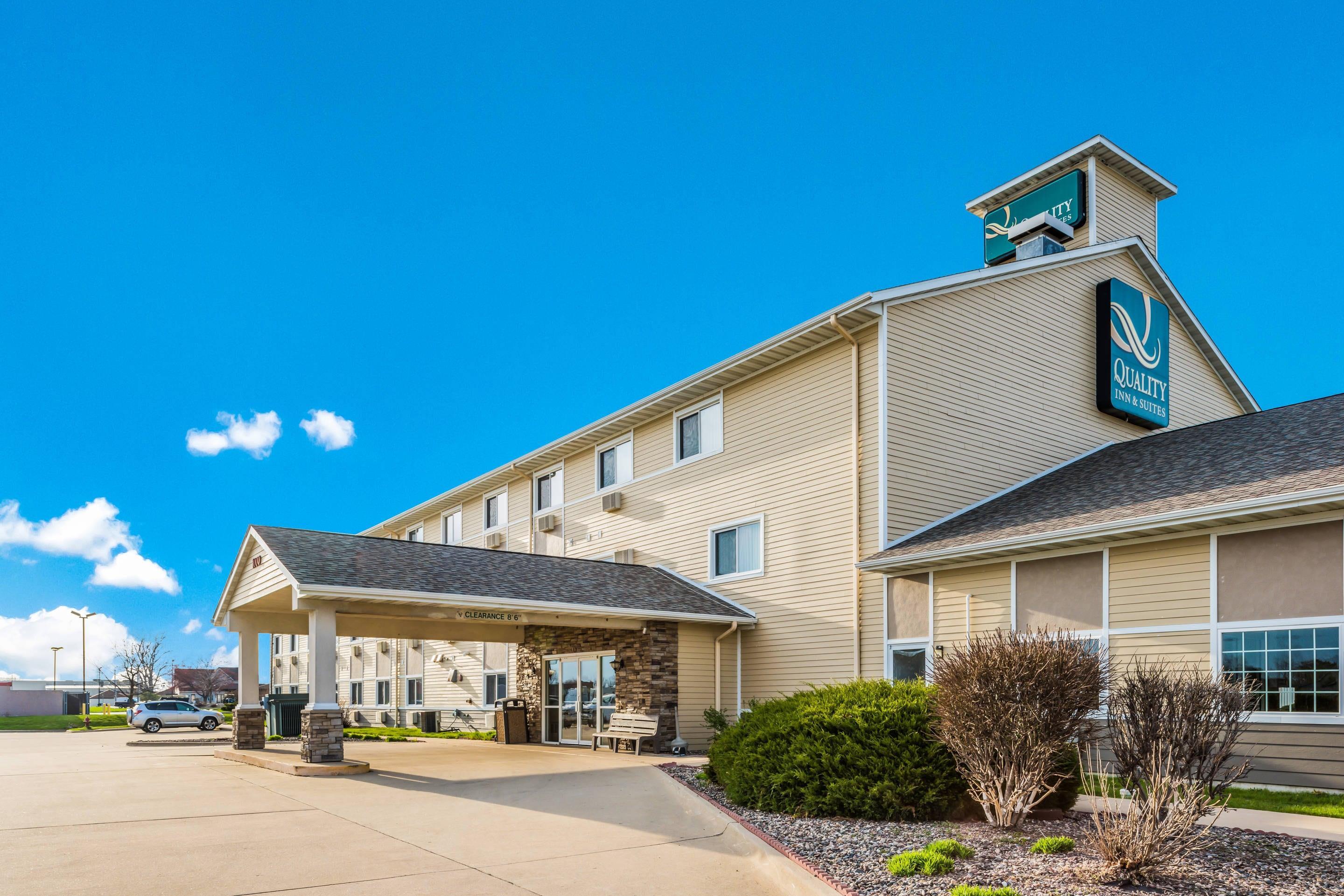 Hotel exterior | Quality Inn & Suites Eldridge Davenport North