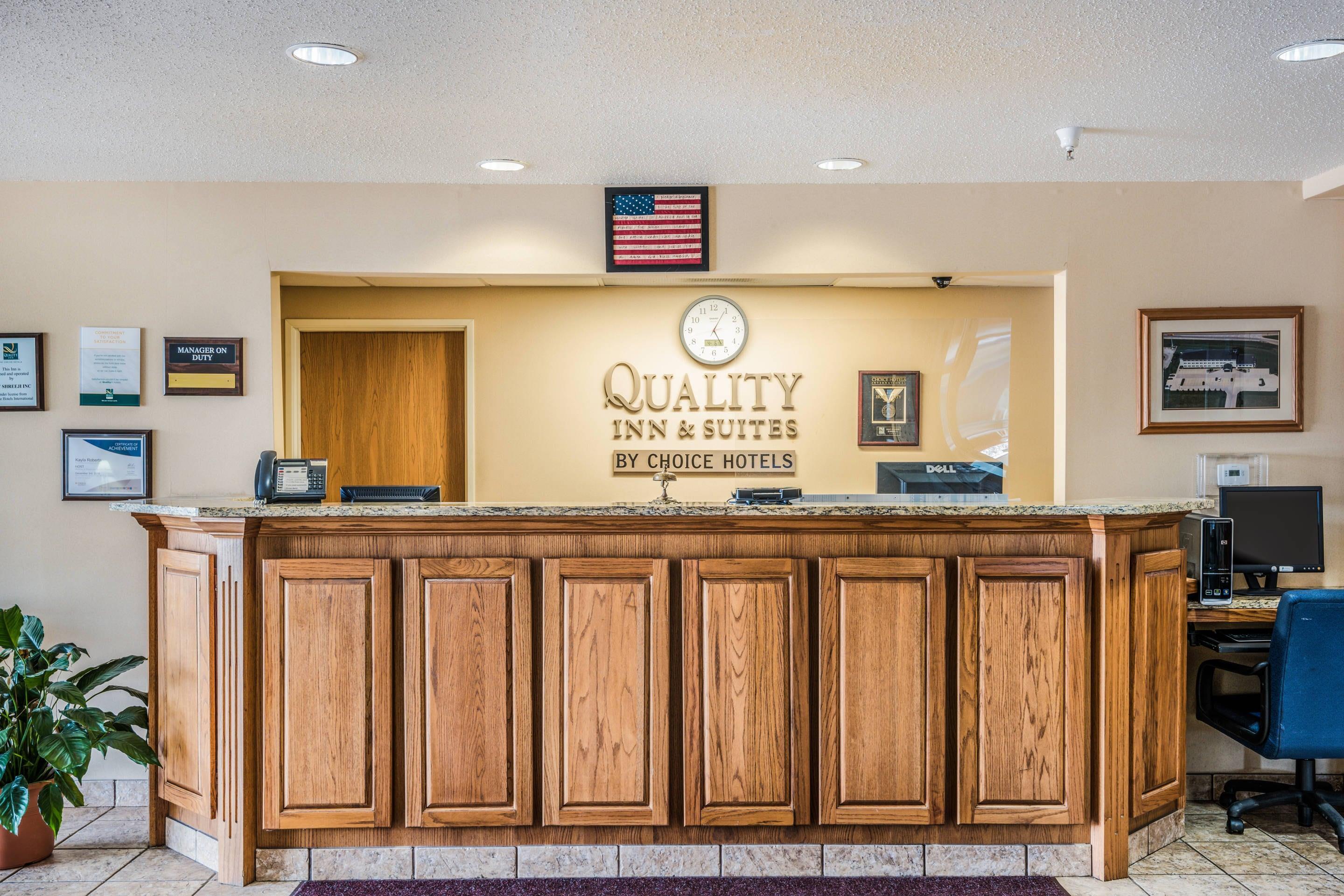 Front desk | Quality Inn & Suites Eldridge Davenport North