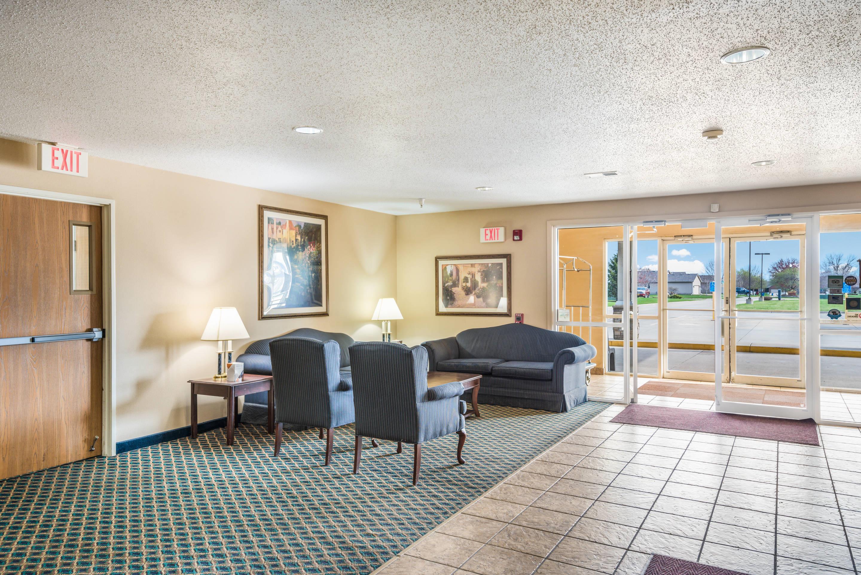 Hotel lobby | Quality Inn & Suites Eldridge Davenport North