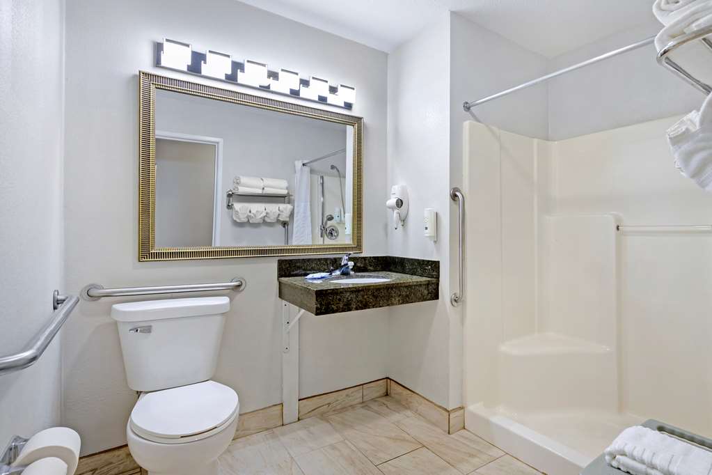QUALITY INN AND SUITES FORT MADISON-guestroom-Guest Room,Bathroom,On-Site.jpg