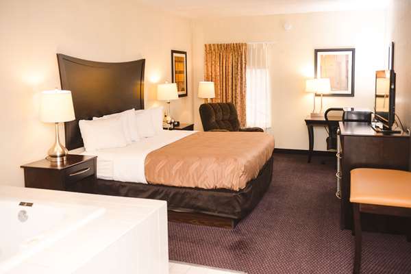 Suite - Quality Inn & Suites Ames - I-35, Exit 113