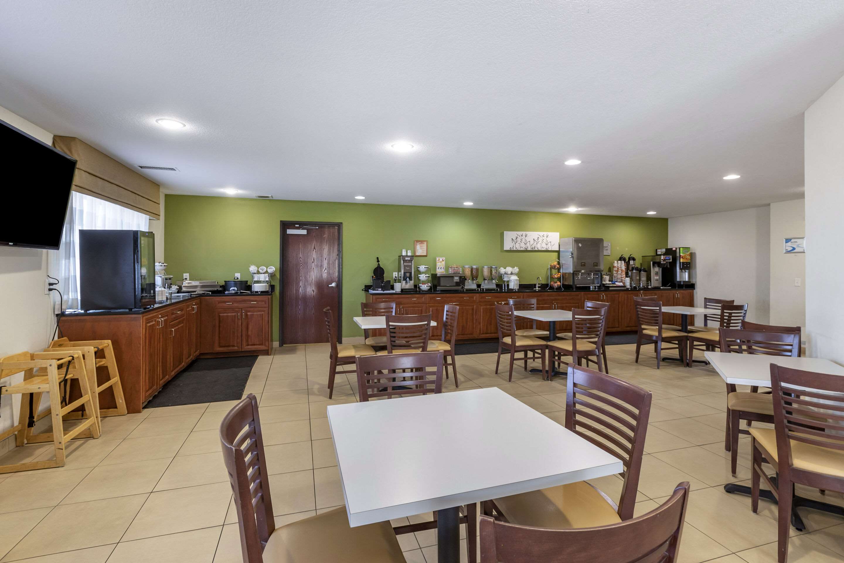 Breakfast area | Sleep Inn & Suites Pleasant Hill - Des Moines