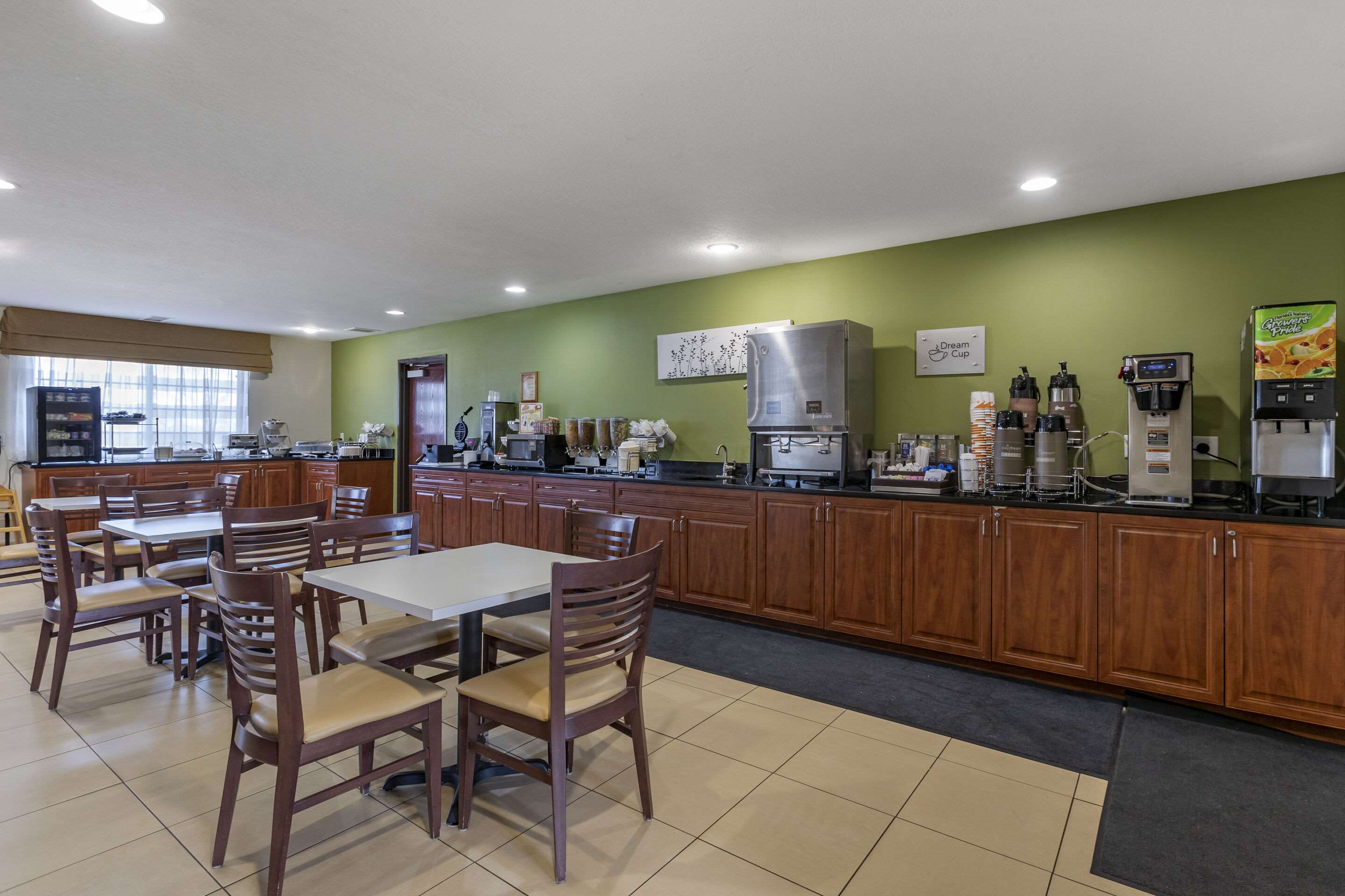 Breakfast area | Sleep Inn & Suites Pleasant Hill - Des Moines