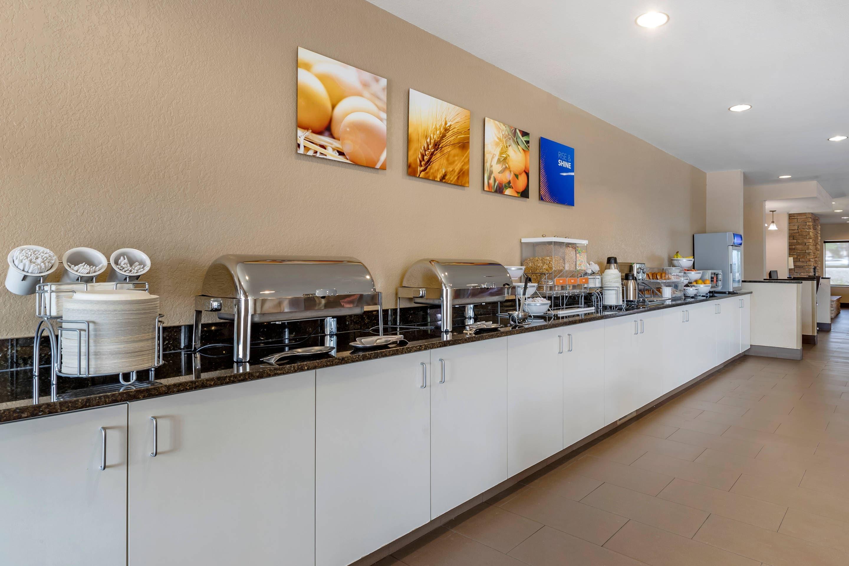 Breakfast counter | Comfort Suites Coralville I-80