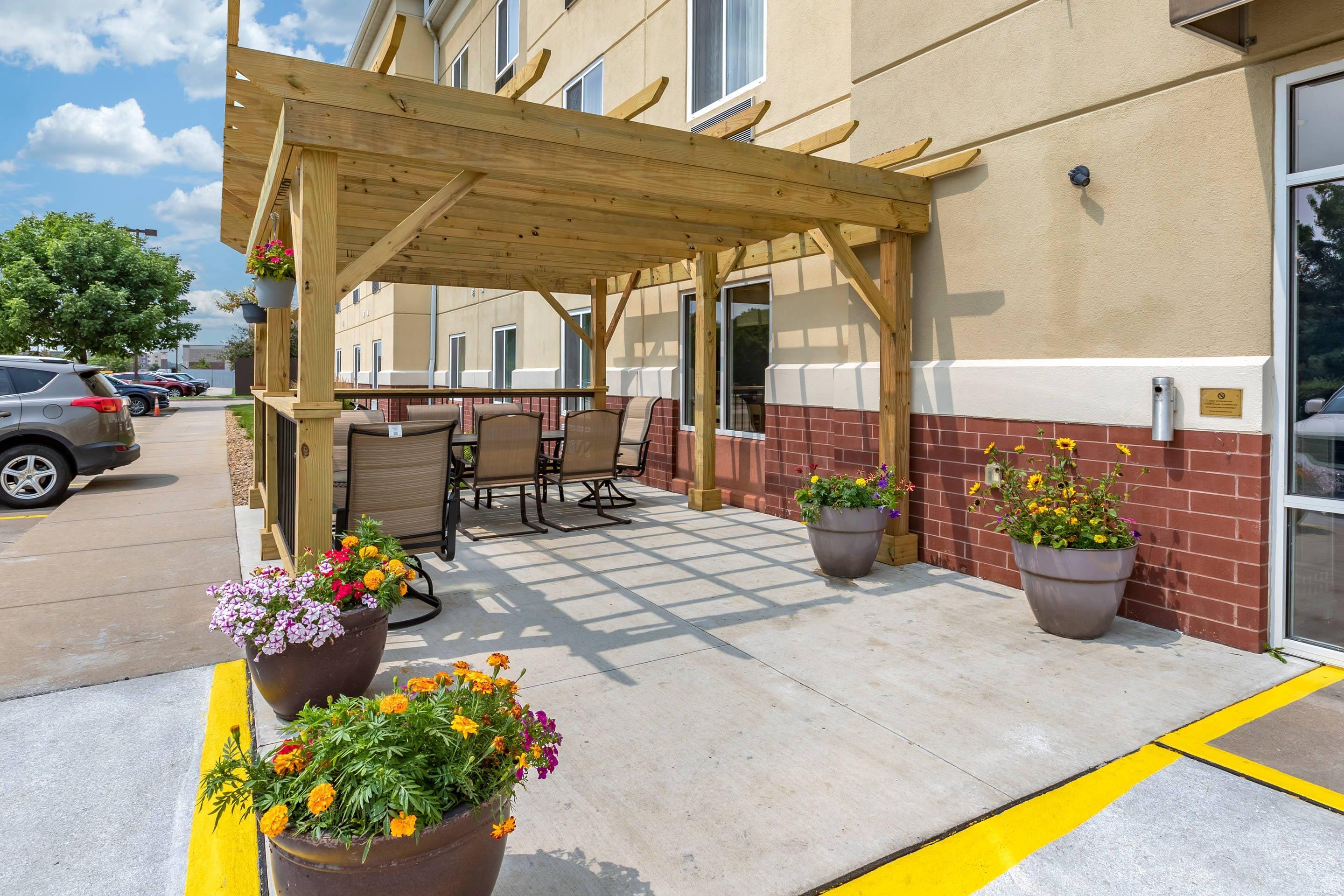Hotel Entrance | Comfort Suites Coralville I-80