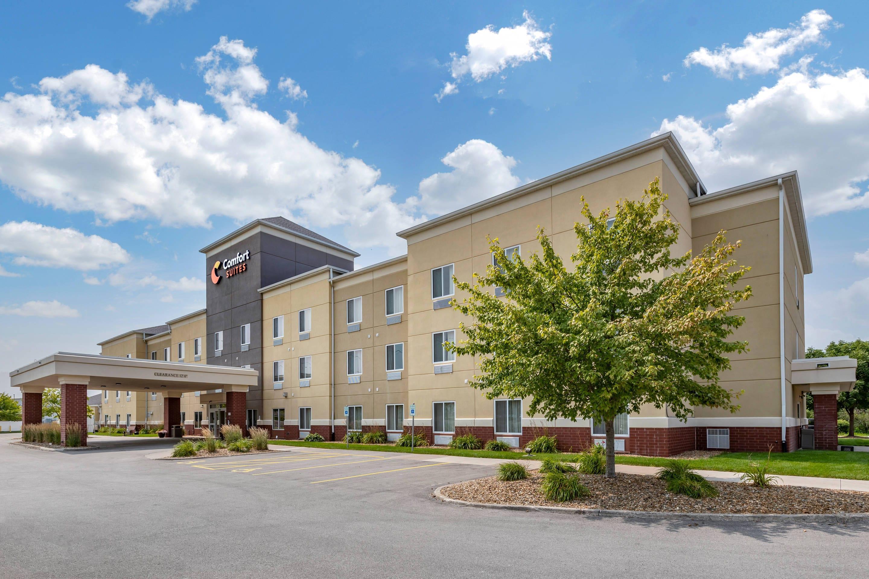 Hotel exterior | Comfort Suites Coralville I-80
