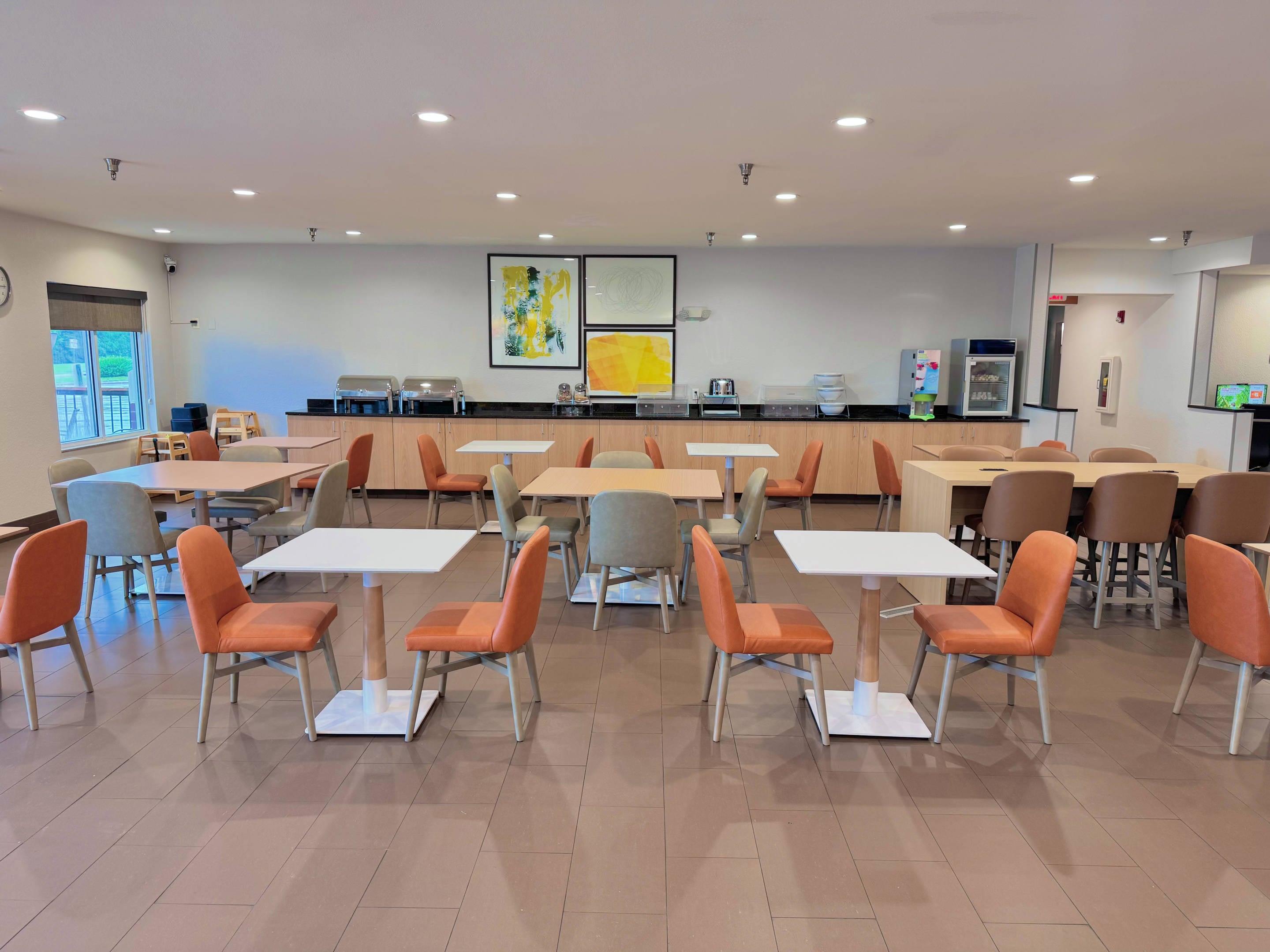 Breakfast area | Comfort Suites Coralville I-80