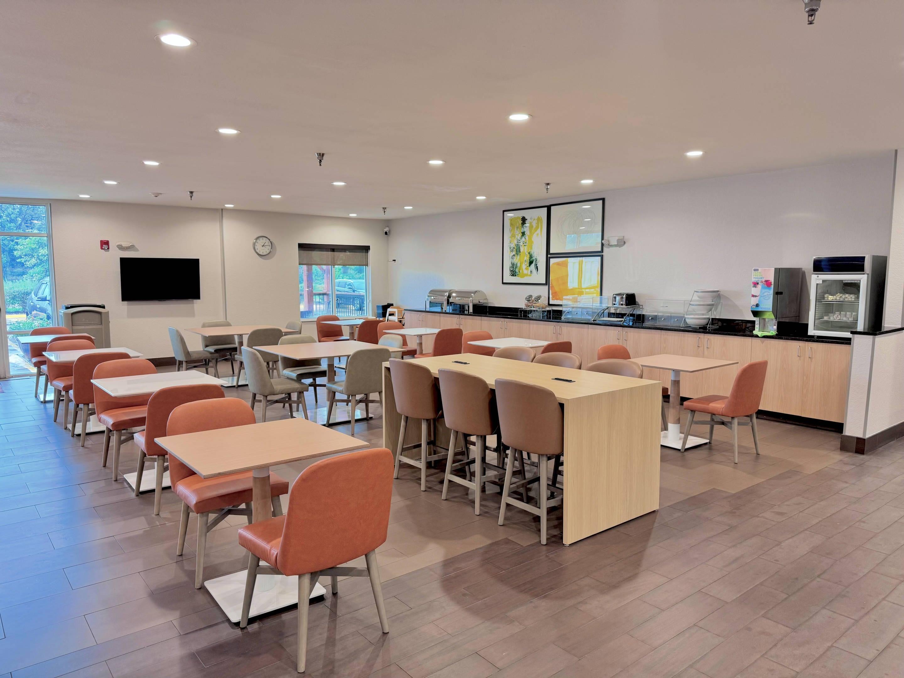 Breakfast area | Comfort Suites Coralville I-80