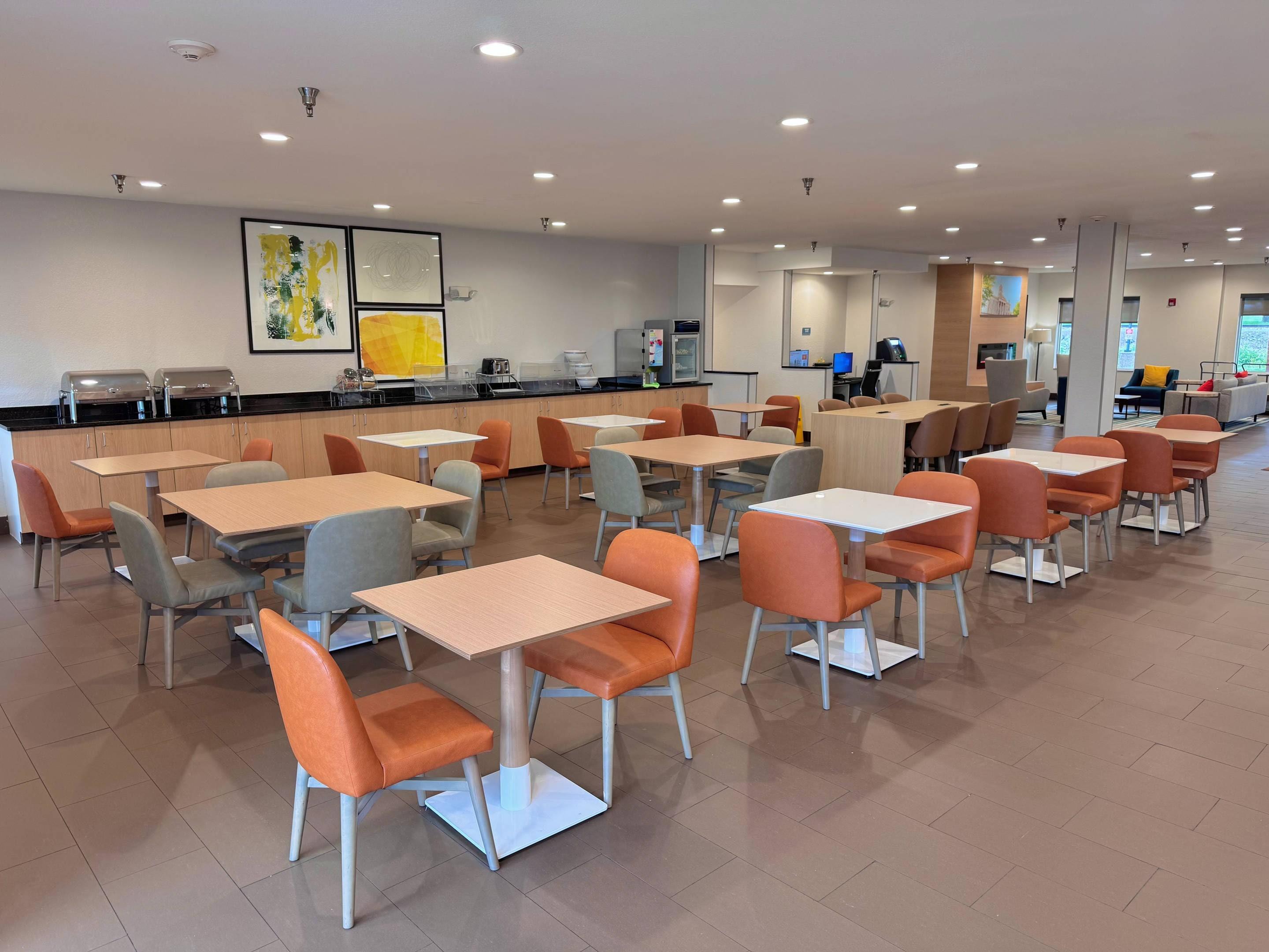 Breakfast area | Comfort Suites Coralville I-80