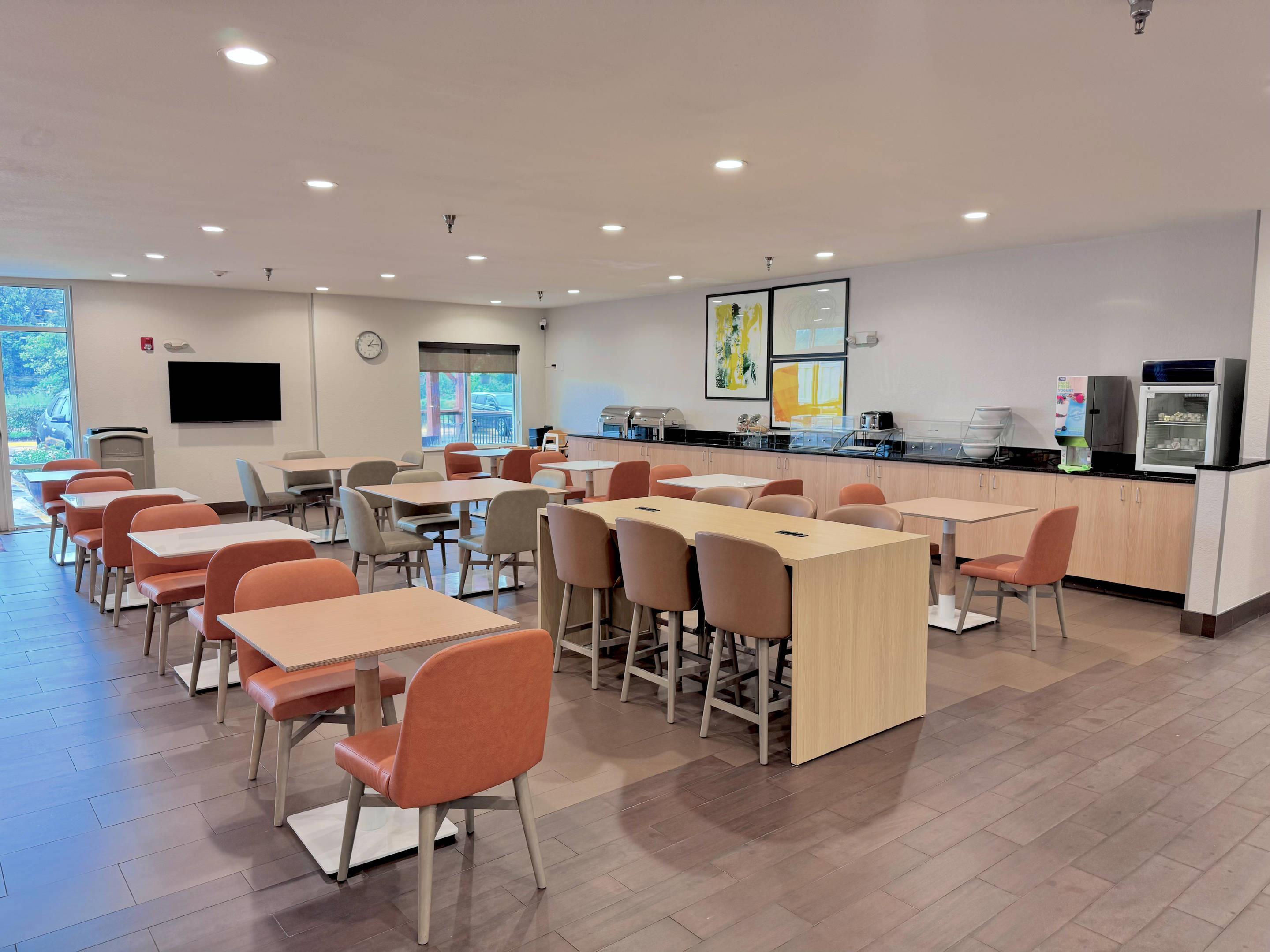 Breakfast area | Comfort Suites Coralville I-80