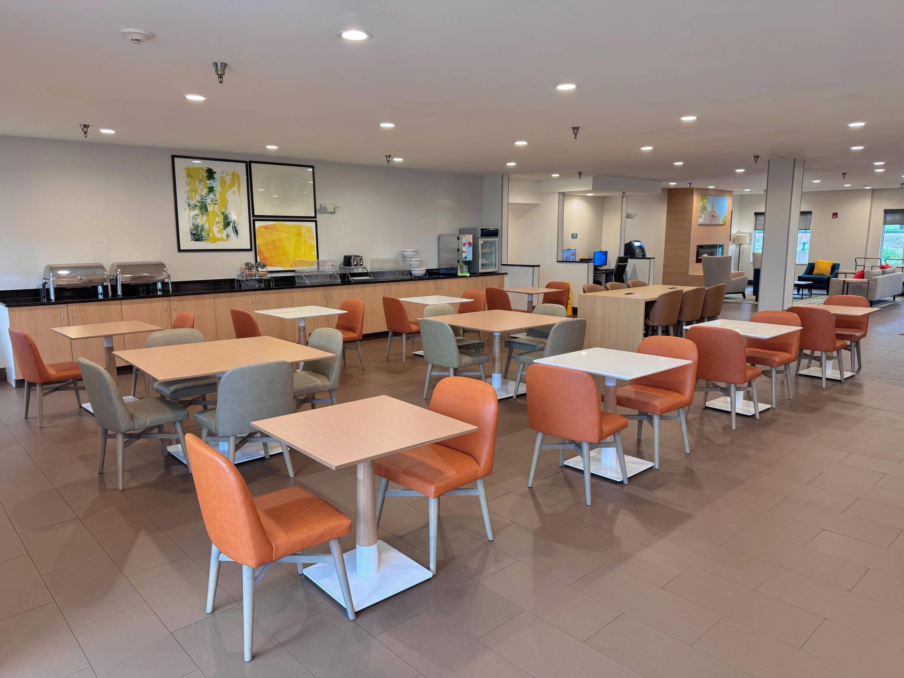 Breakfast area | Comfort Suites Coralville I-80