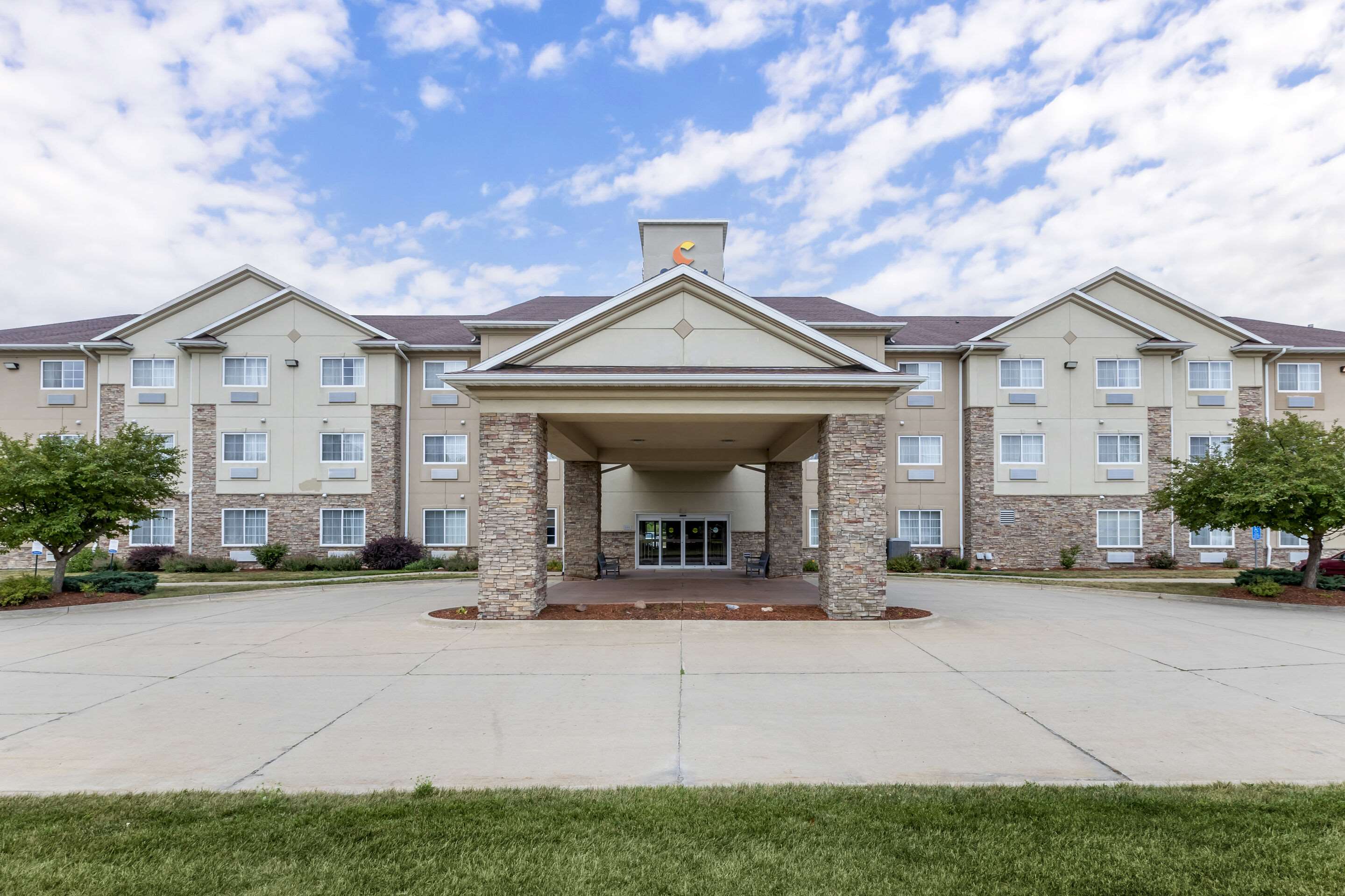 Hotel exterior | Comfort Suites Cedar Falls