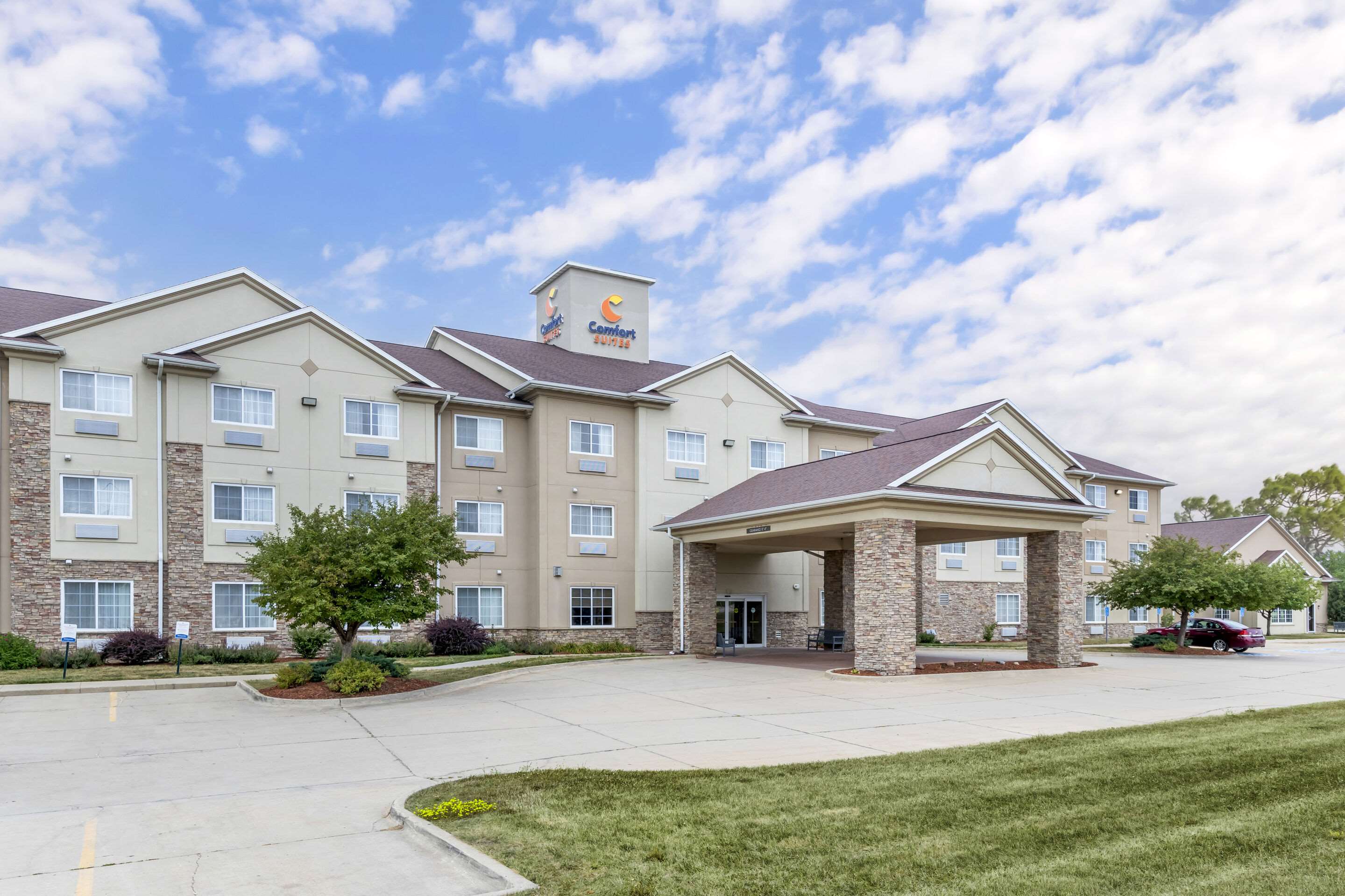 Hotel entrance | Comfort Suites Cedar Falls