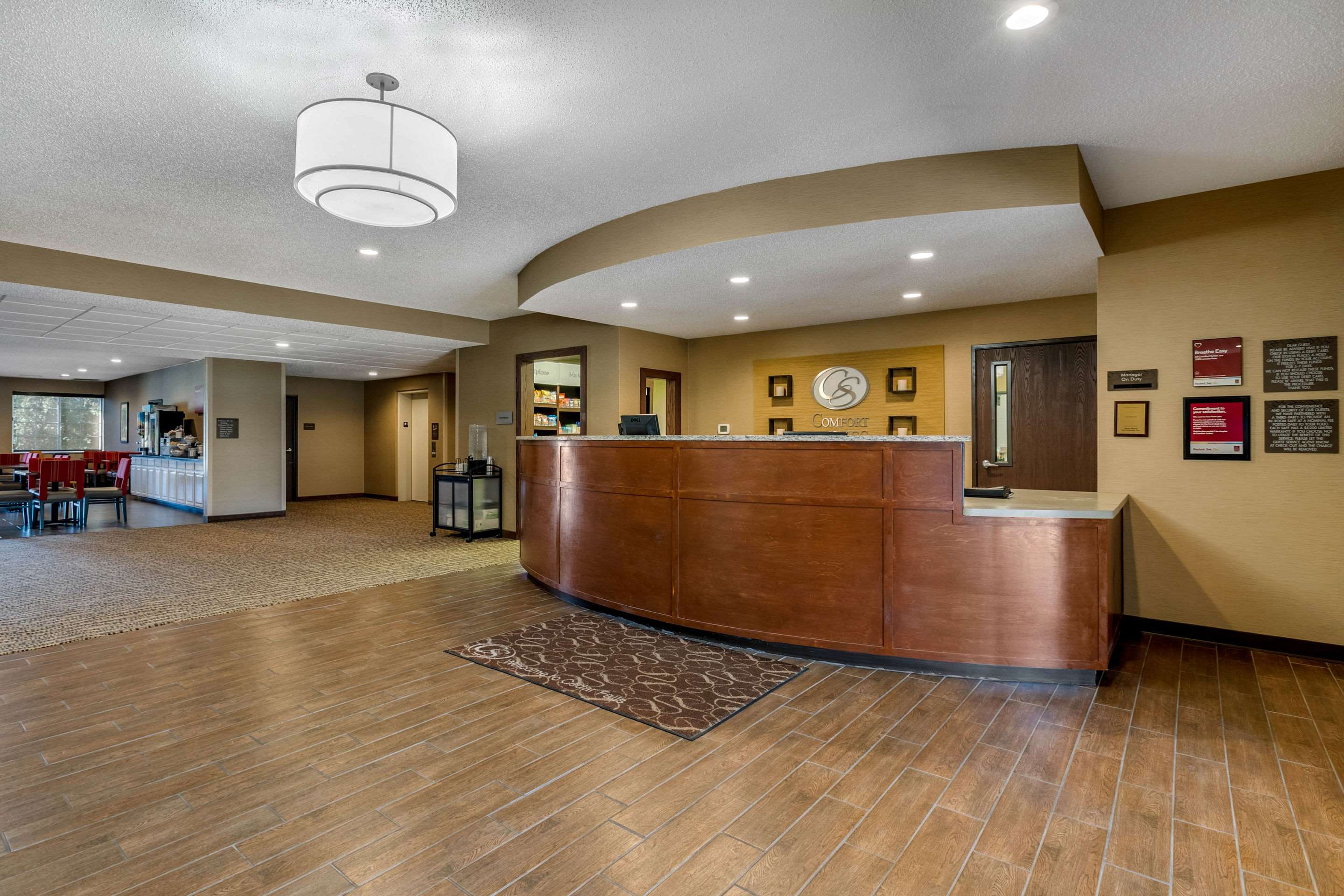 Front desk | Comfort Suites Cedar Falls