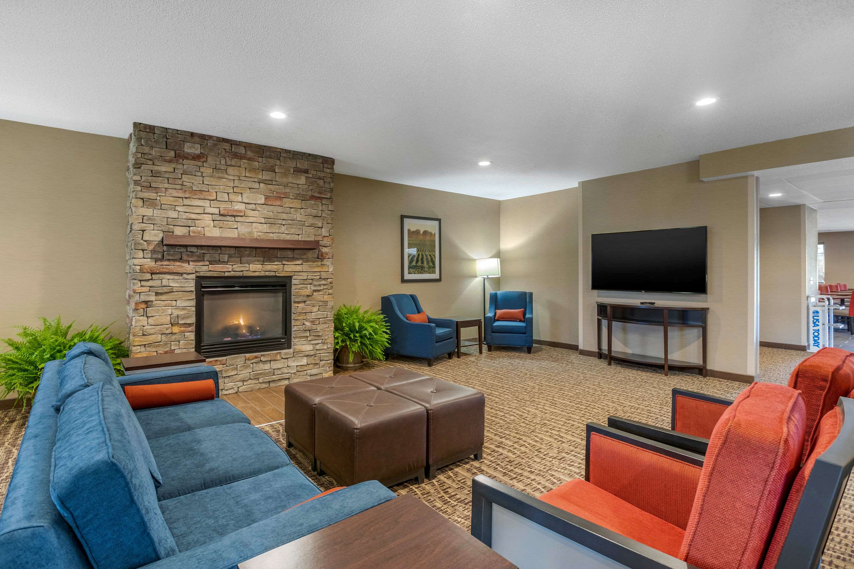 Hotel lobby | Comfort Suites Cedar Falls