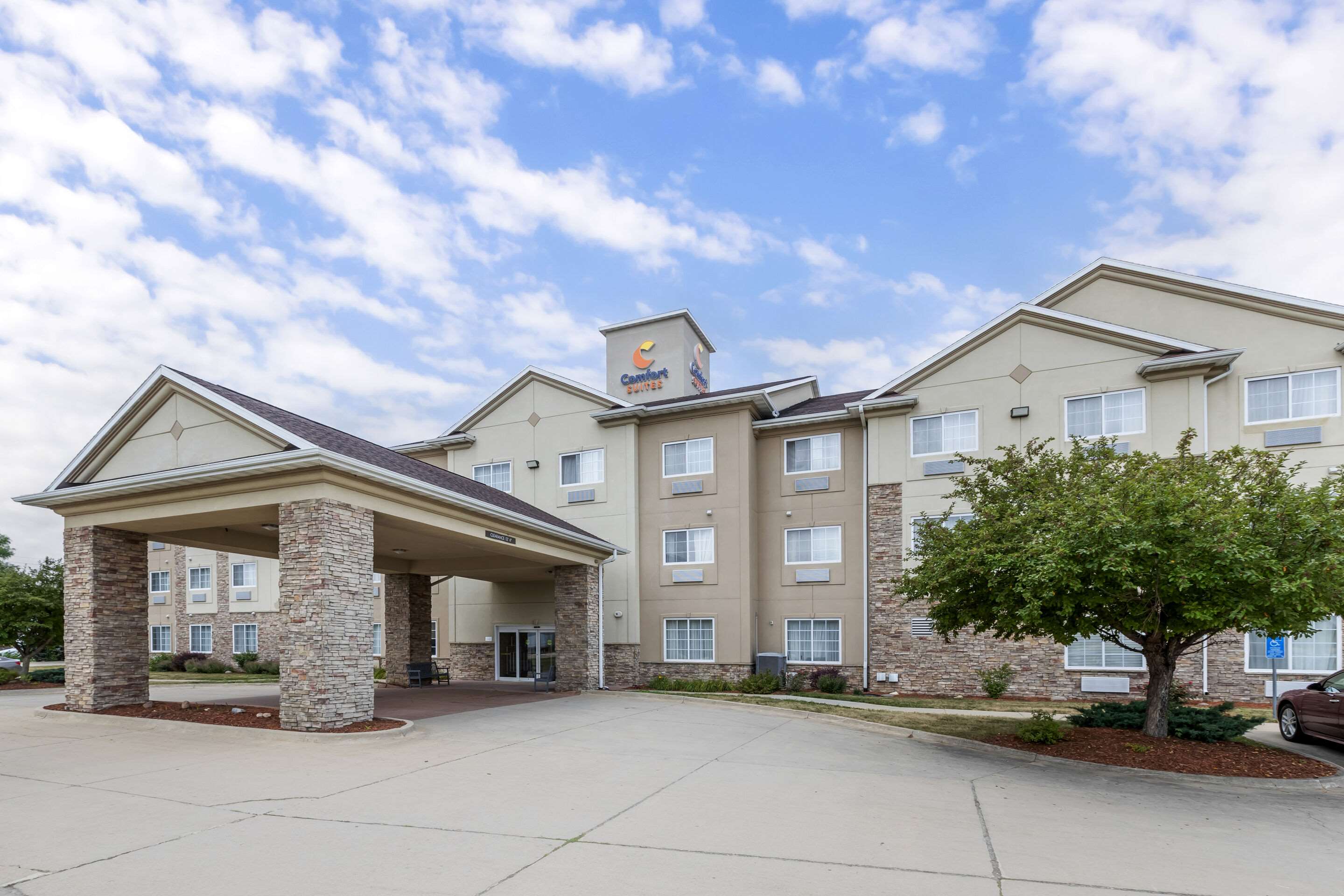 Hotel exterior | Comfort Suites Cedar Falls