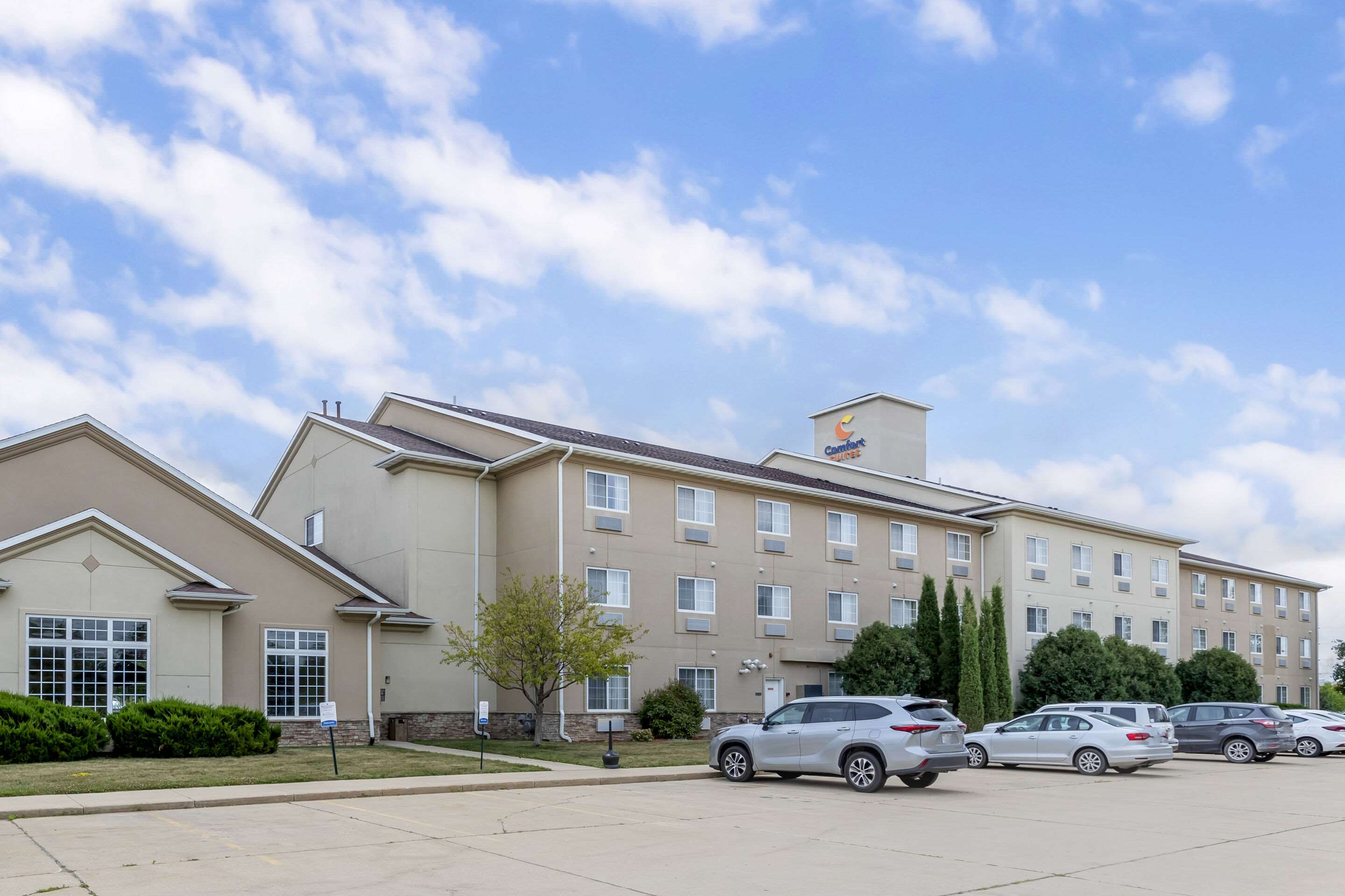 Hotel entrance | Comfort Suites Cedar Falls