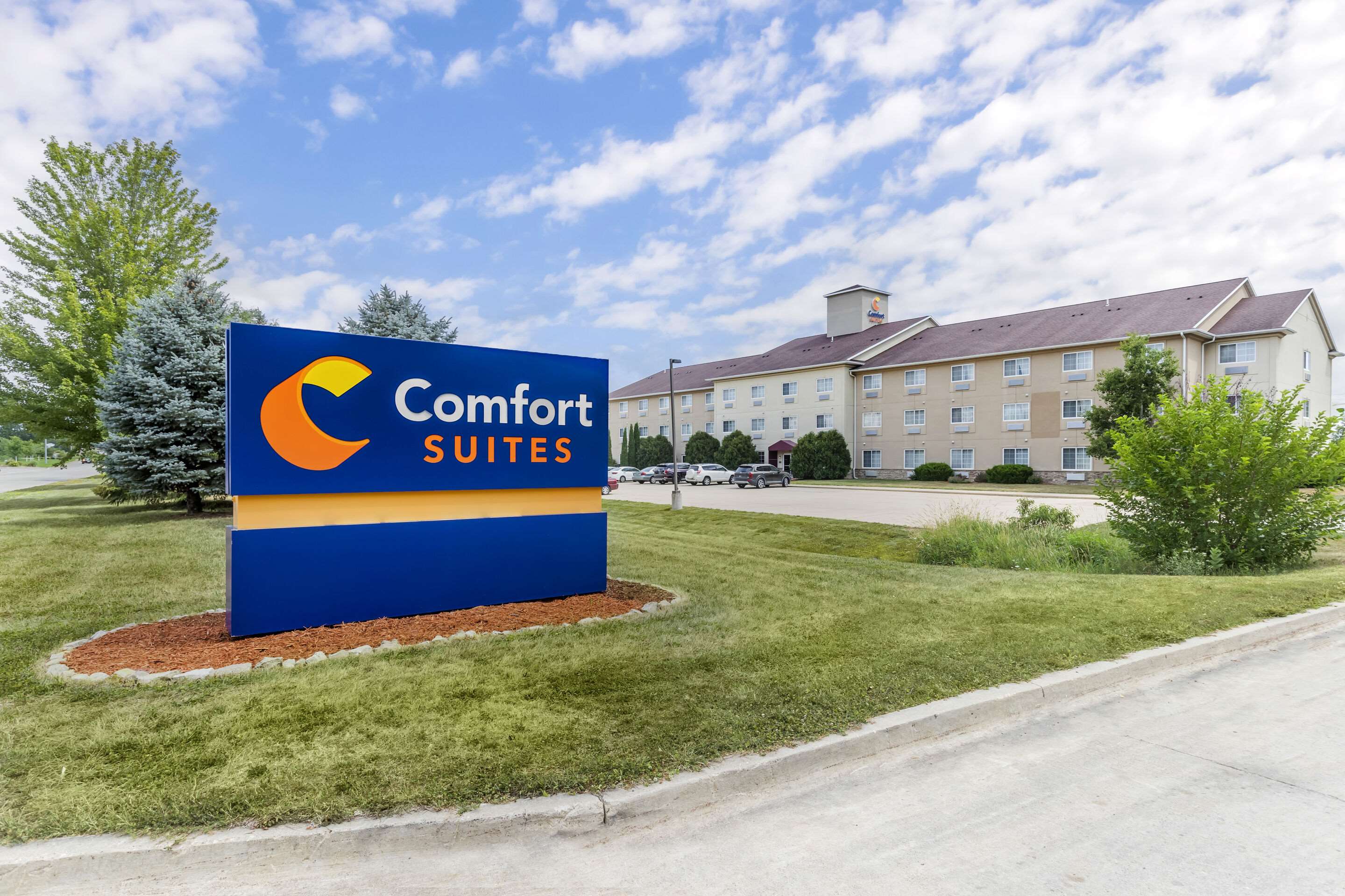 Hotel exterior | Comfort Suites Cedar Falls