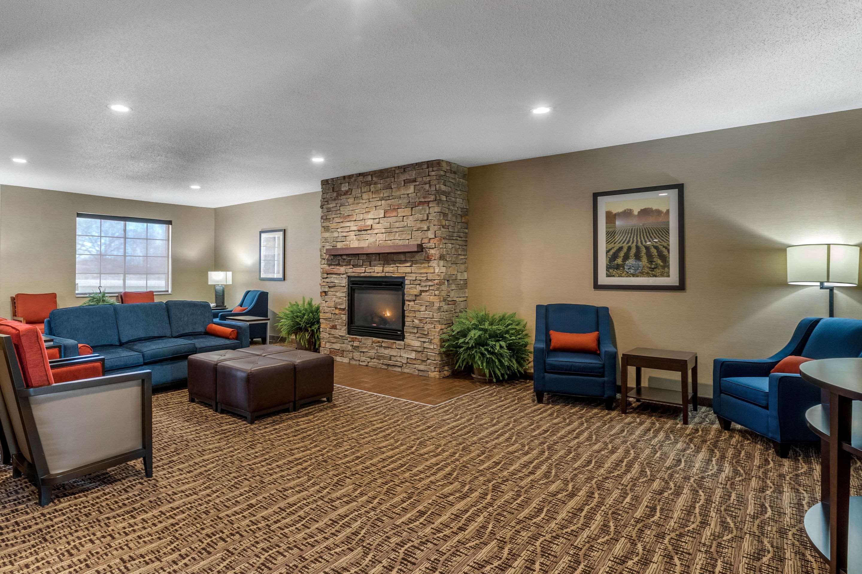 Hotel lobby | Comfort Suites Cedar Falls
