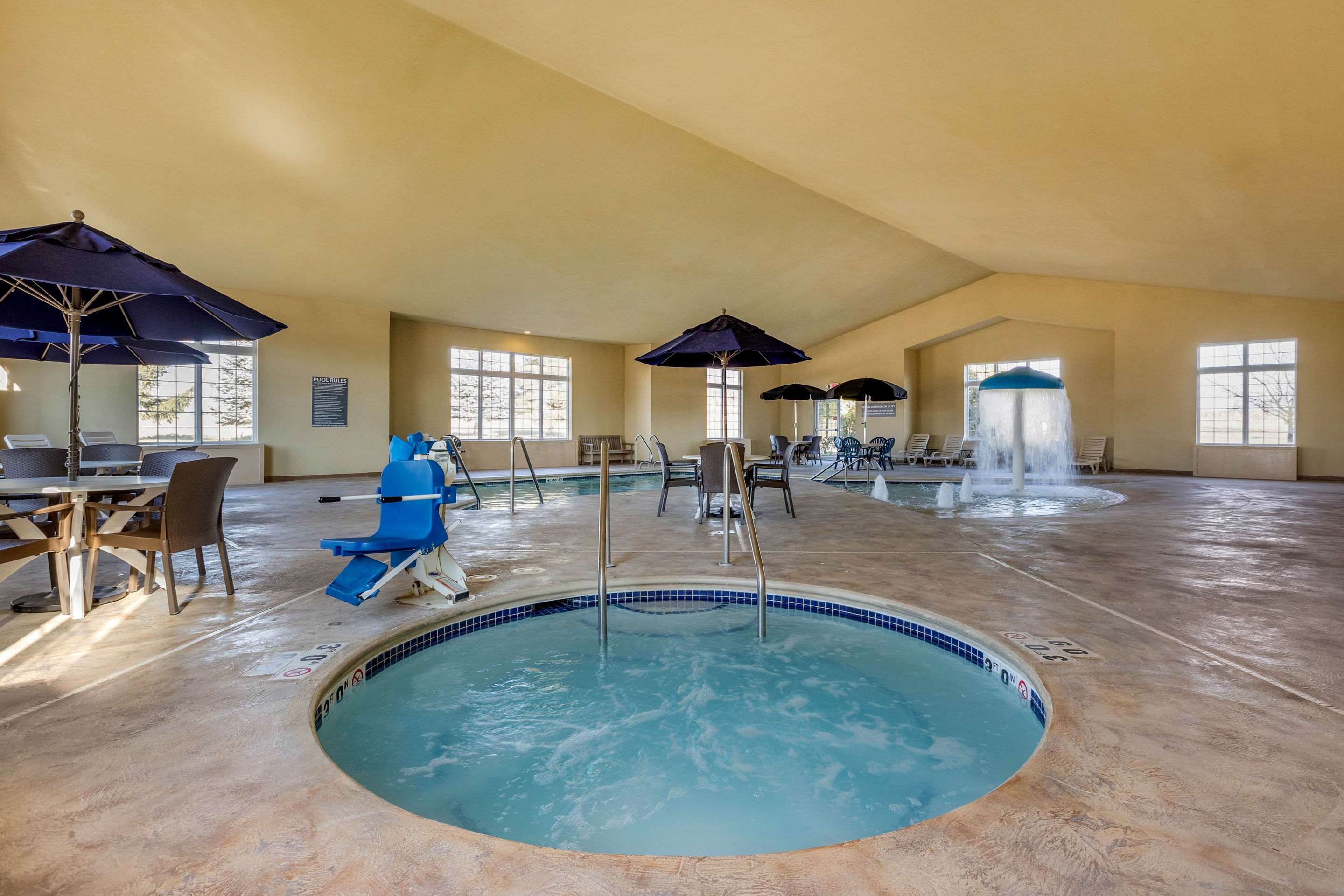 Indoor pool with hot tub | Comfort Suites Cedar Falls