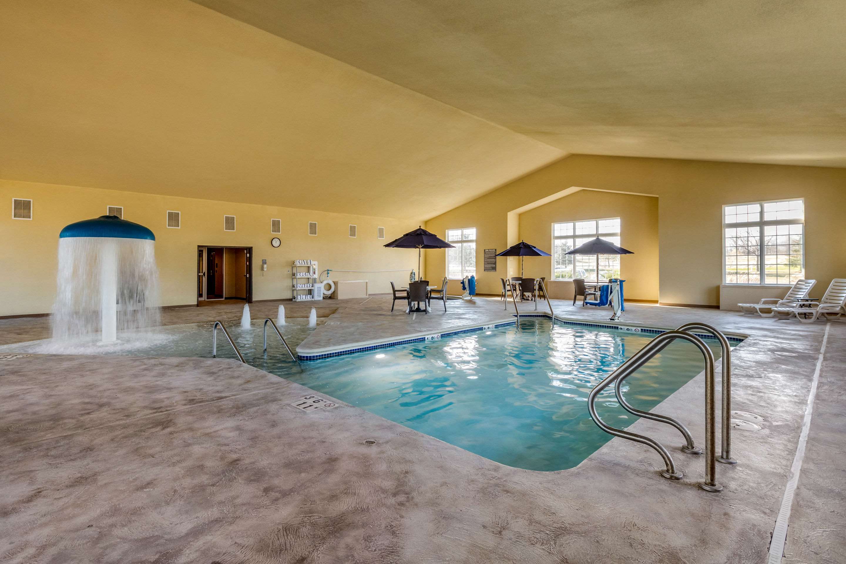 Indoor pool with hot tub | Comfort Suites Cedar Falls