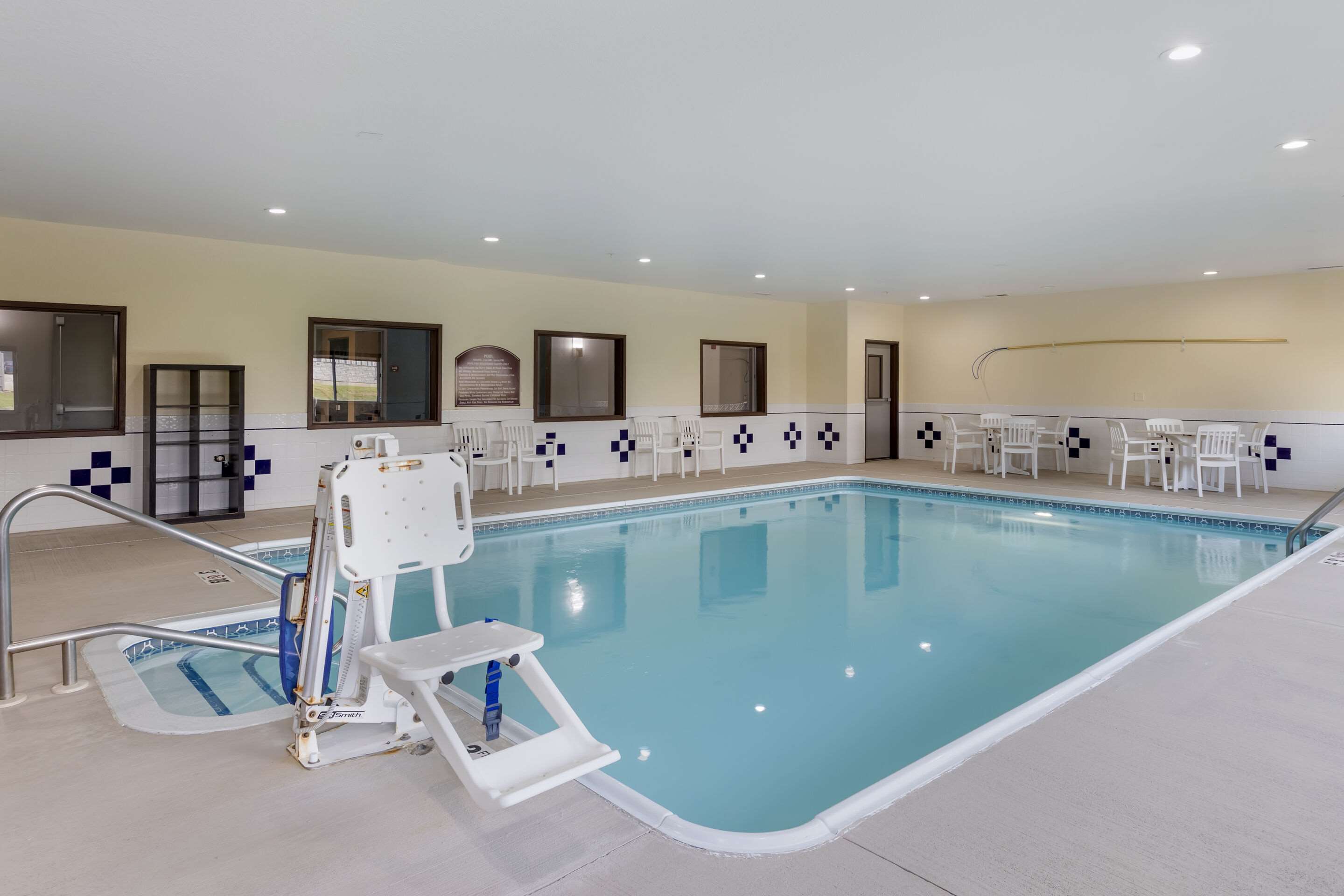 Indoor pool | Comfort Inn & Suites Davenport - Quad Cities