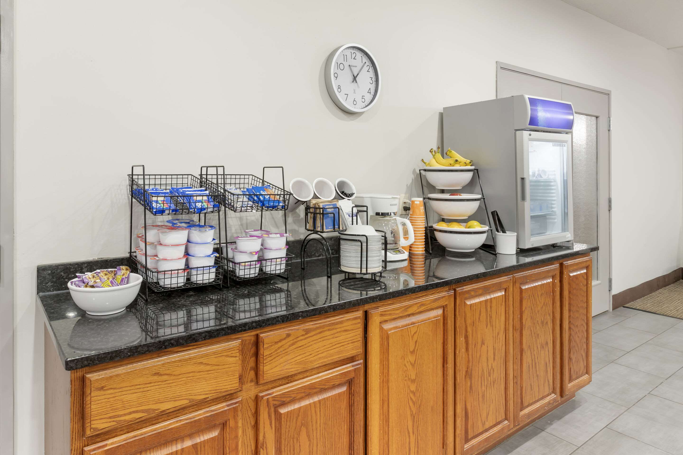 Breakfast area | Comfort Inn & Suites Davenport - Quad Cities