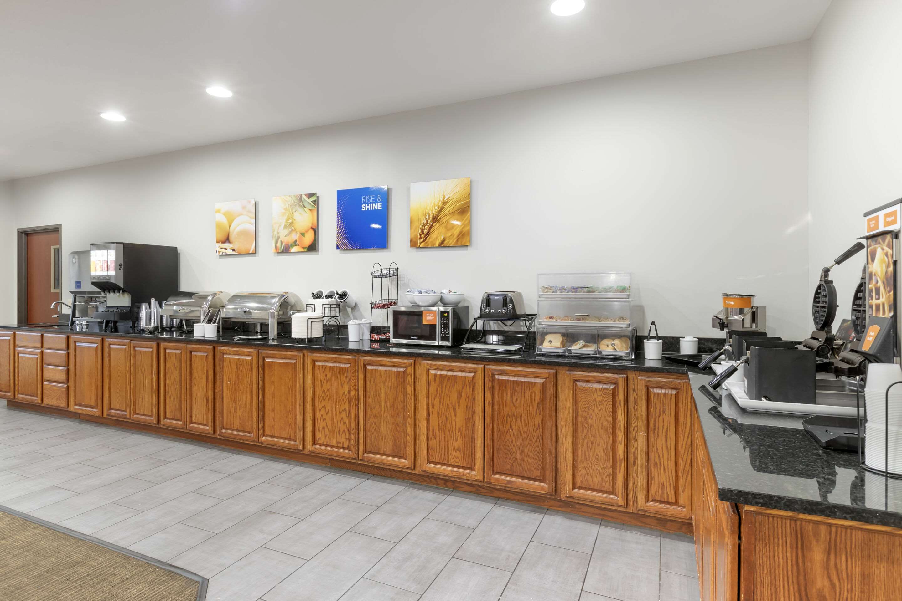 Breakfast area | Comfort Inn & Suites Davenport - Quad Cities