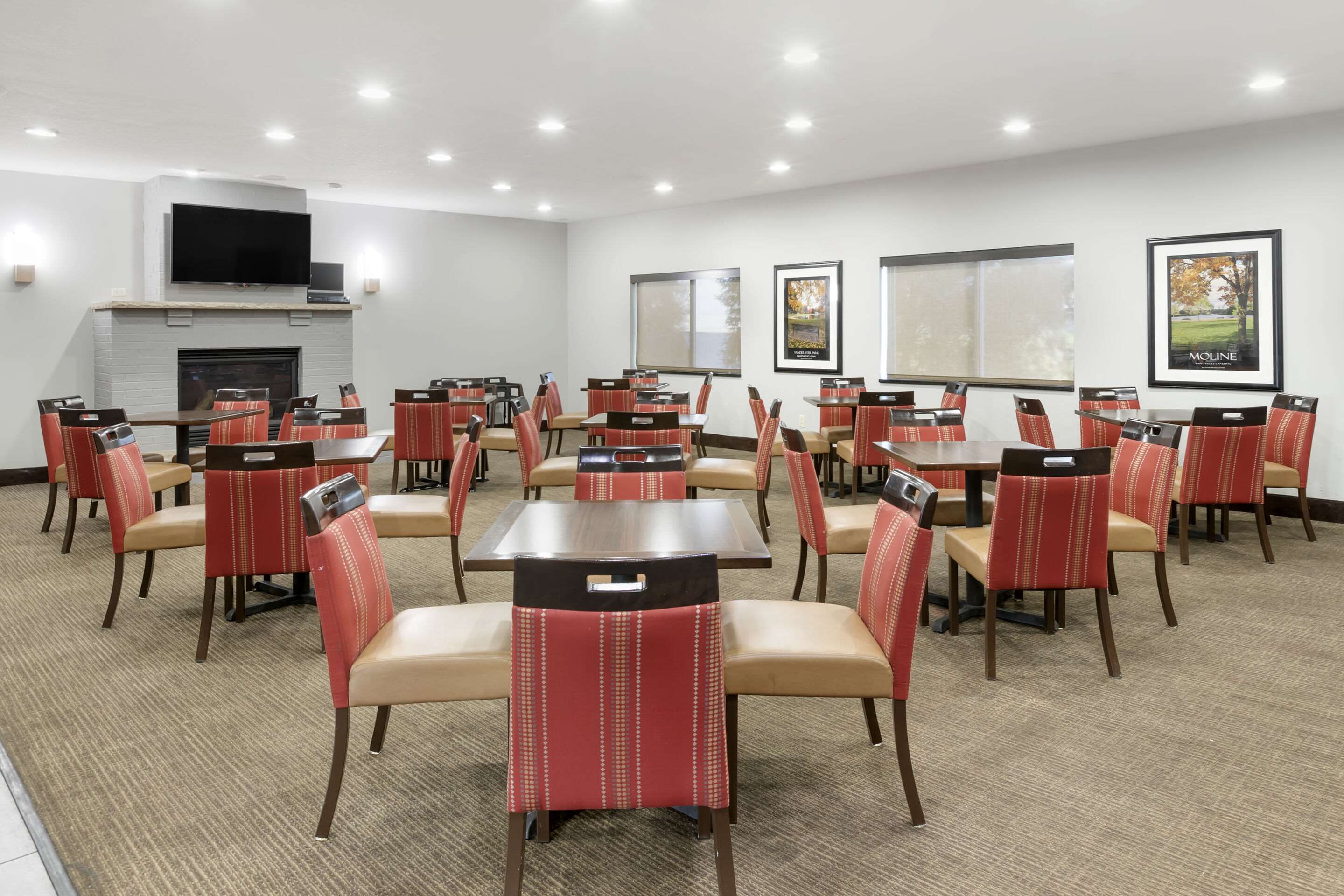 Breakfast area | Comfort Inn & Suites Davenport - Quad Cities
