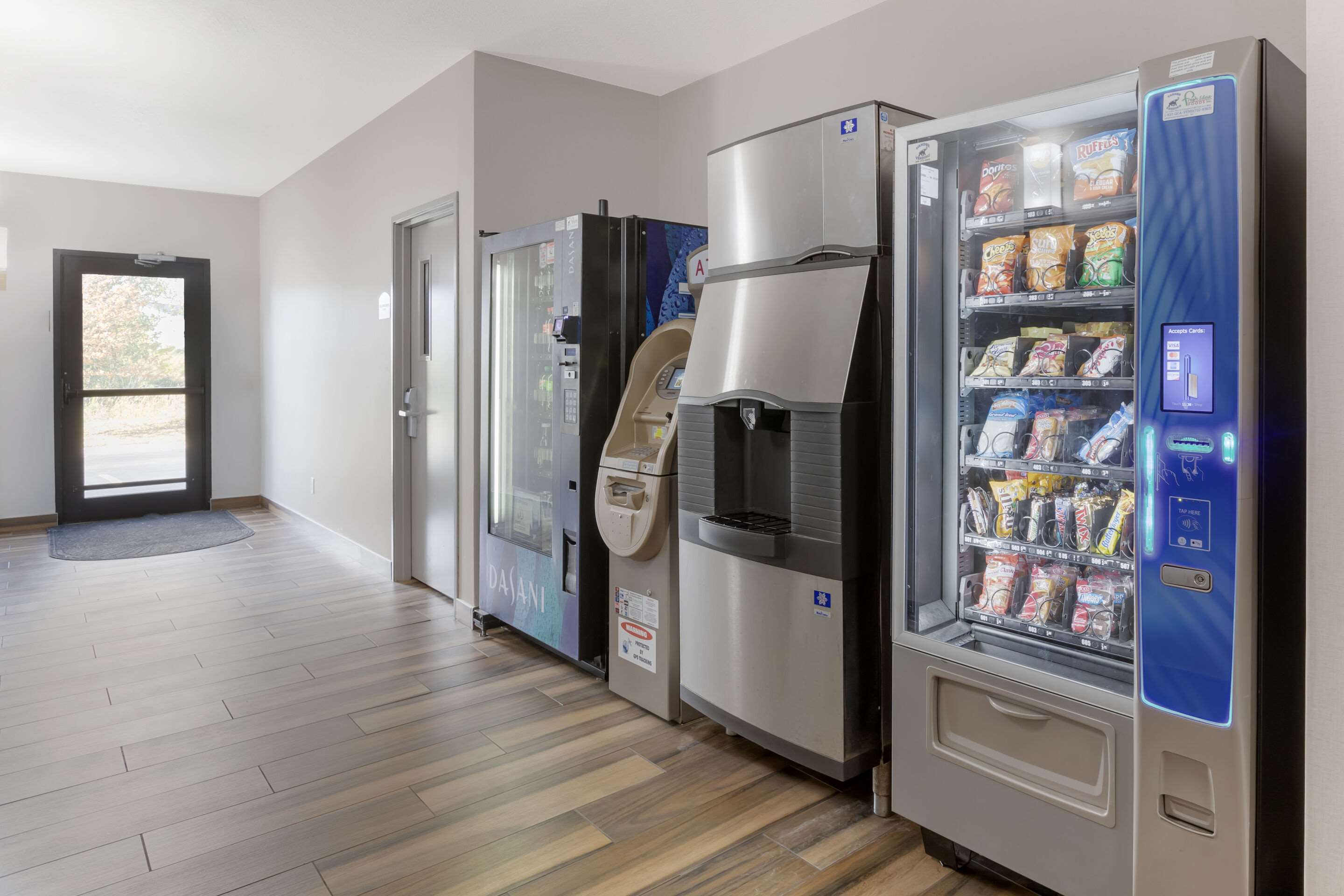 Hotel vending area | Comfort Inn & Suites Davenport - Quad Cities