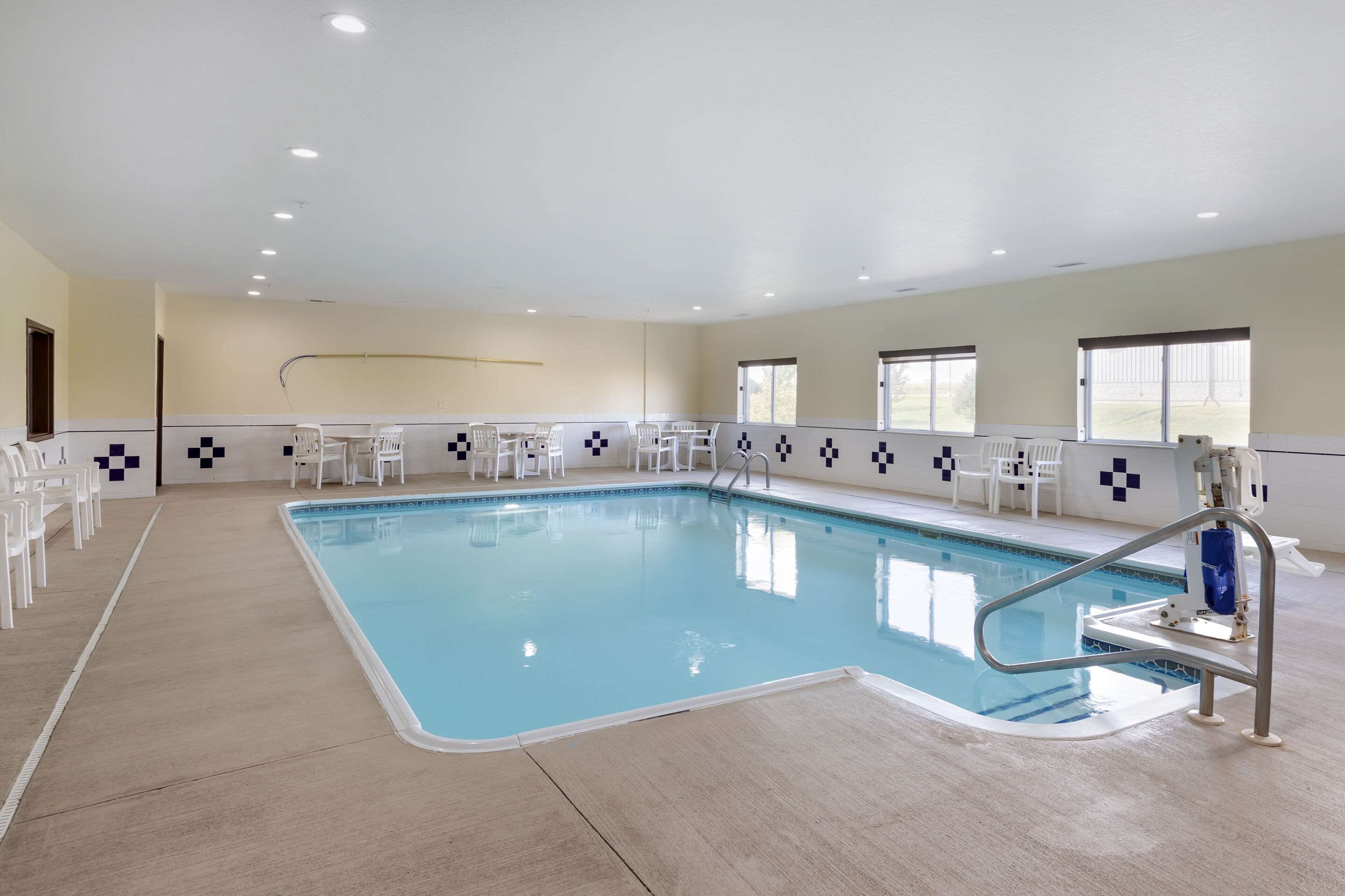 Indoor pool | Comfort Inn & Suites Davenport - Quad Cities