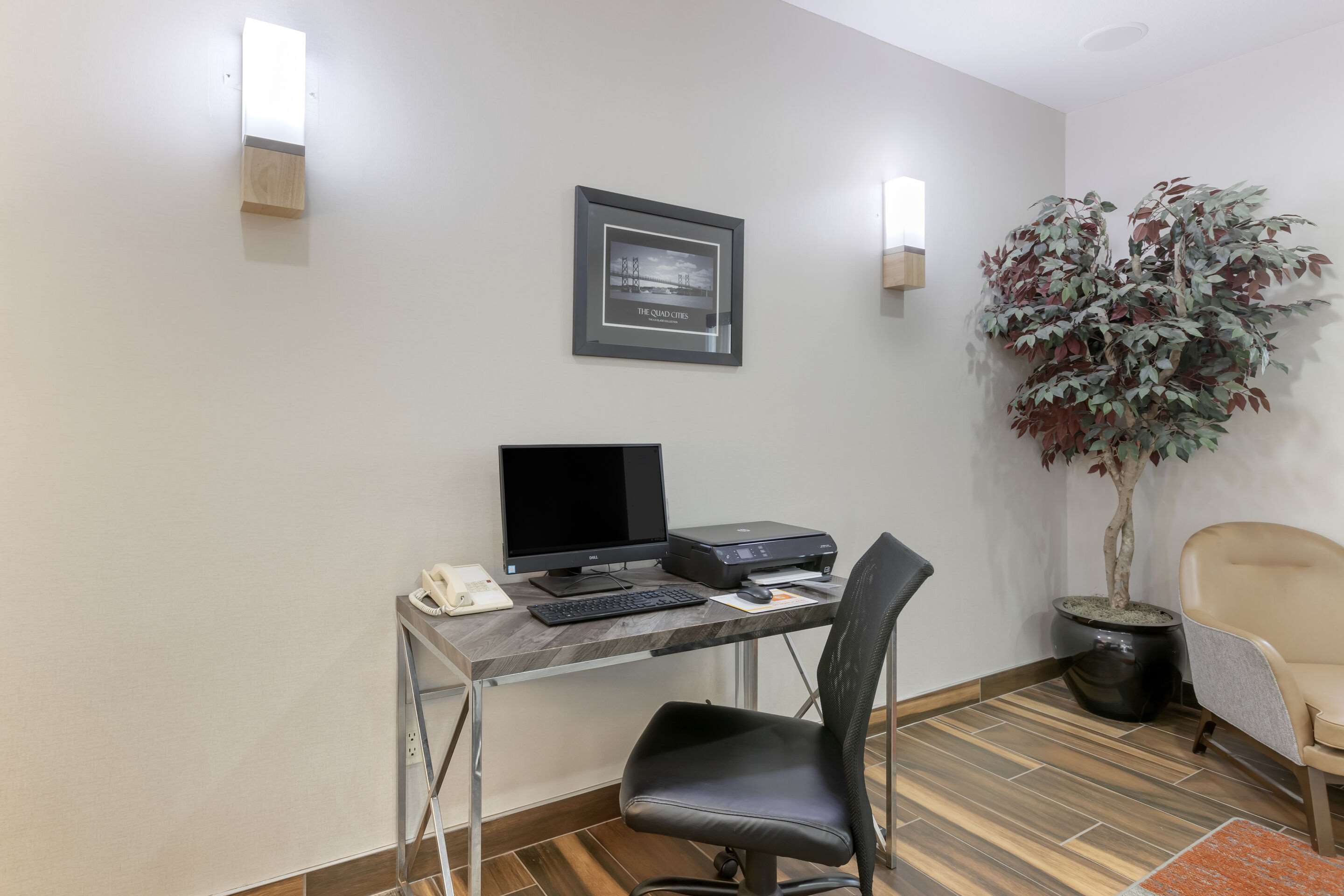Computer in the lobby | Comfort Inn & Suites Davenport - Quad Cities
