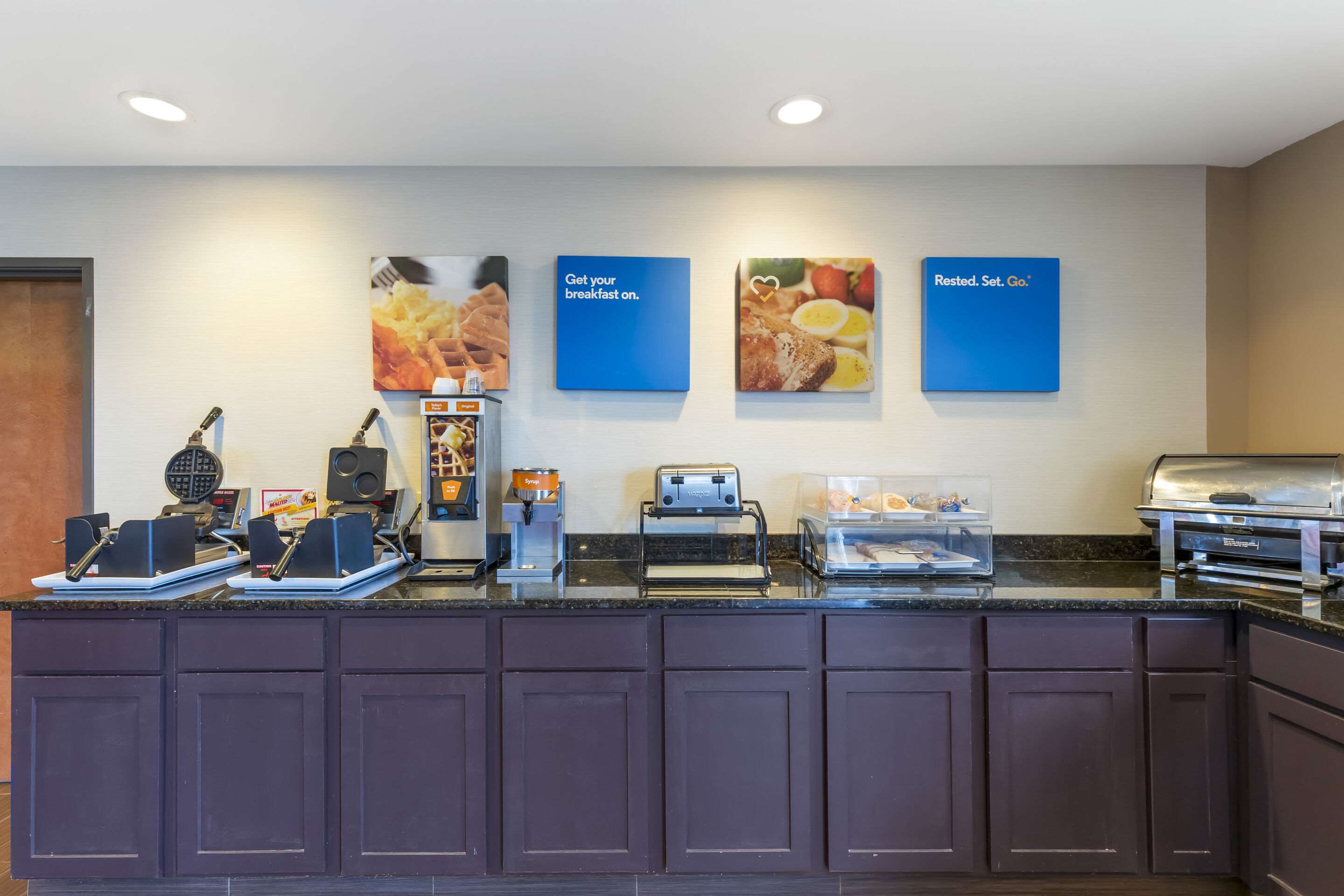 Breakfast area | Comfort Inn & Suites Grinnell near I-80