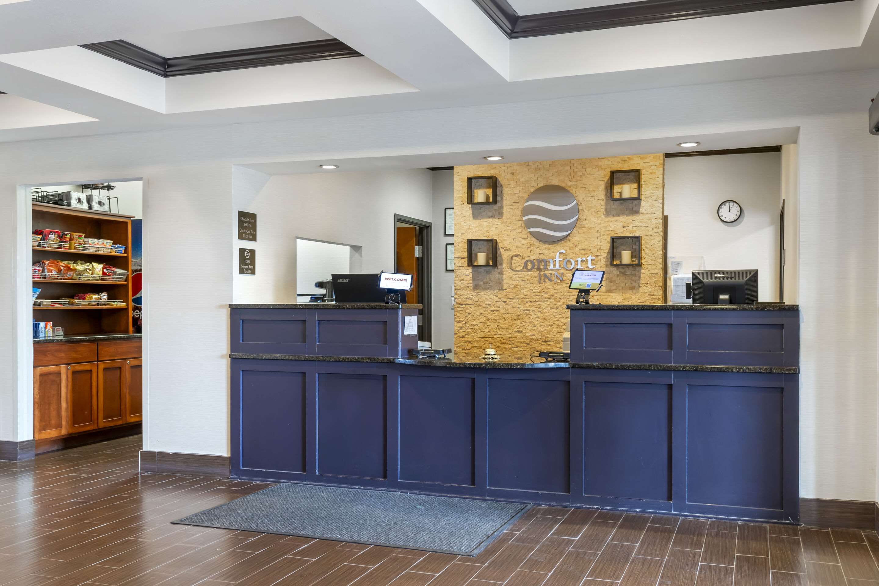 Front desk | Comfort Inn & Suites Grinnell near I-80
