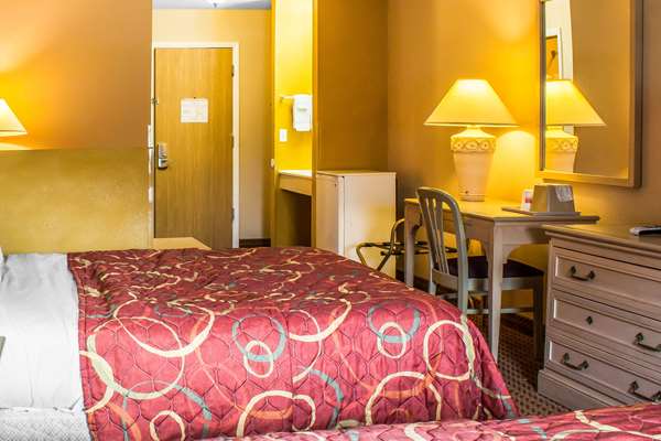 Suite - Econo Lodge Inn & Suites Walnut - I-80, Exit 46
