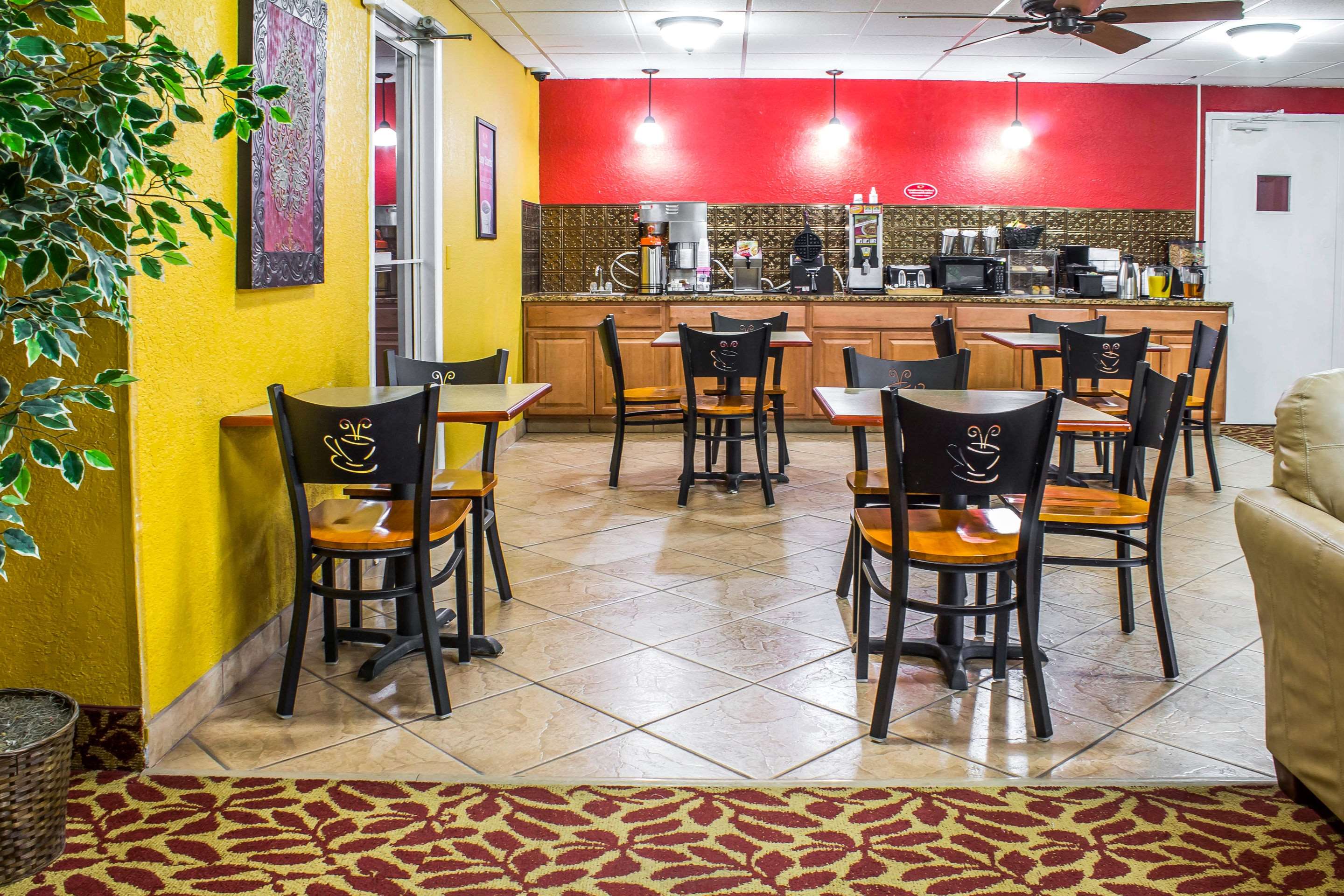Breakfast area | Econo Lodge Inn & Suites