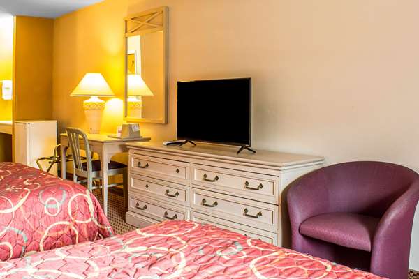 Suite - Econo Lodge Inn & Suites Walnut - I-80, Exit 46