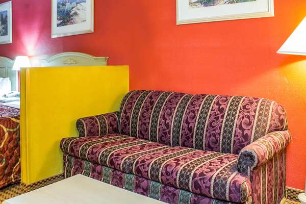 Suite - Econo Lodge Inn & Suites Walnut - I-80, Exit 46