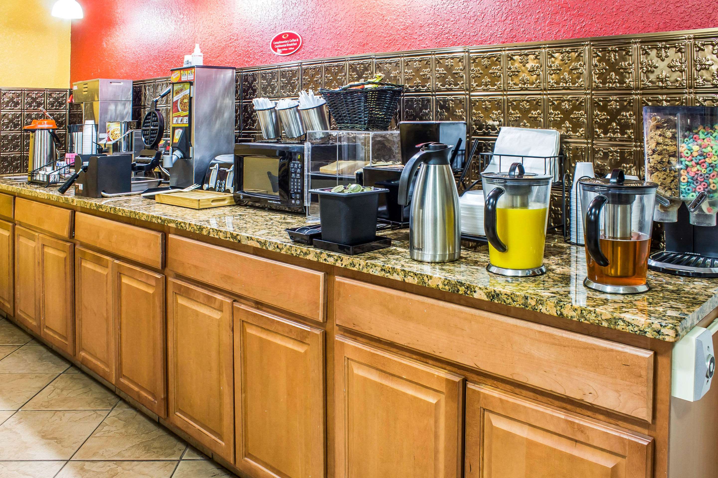 Breakfast area | Econo Lodge Inn & Suites