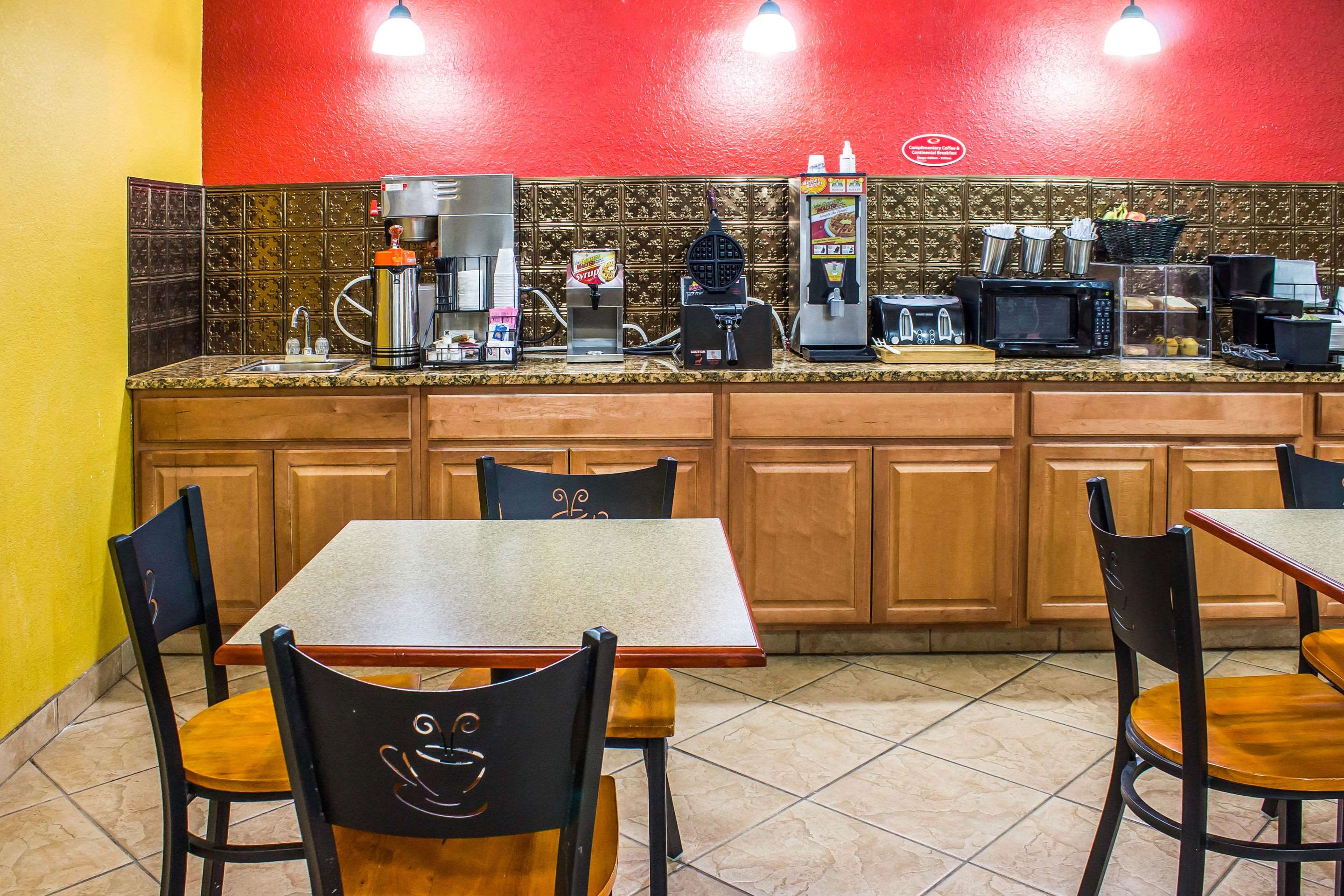 Breakfast area | Econo Lodge Inn & Suites
